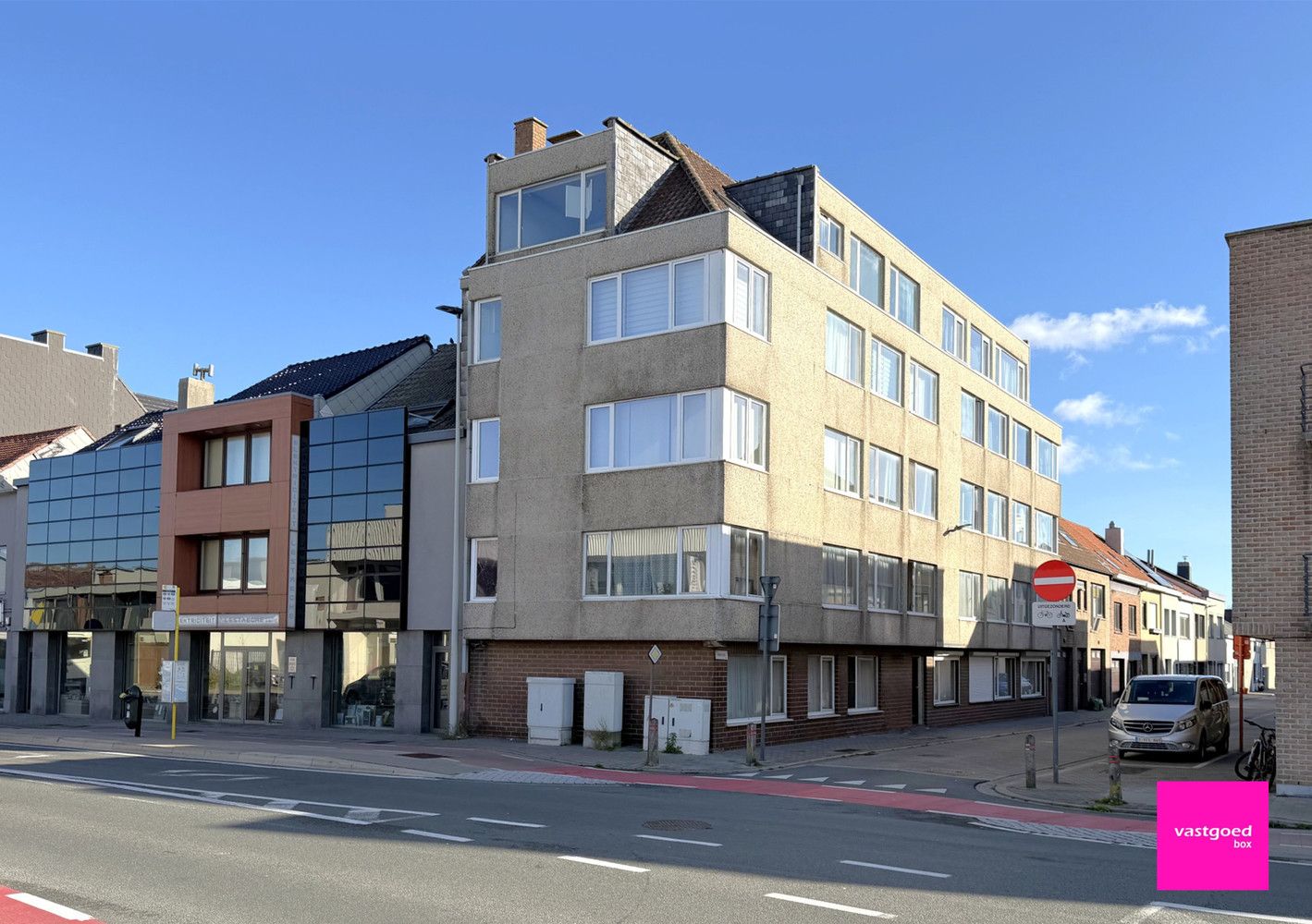 Welgelegen appartement met 3 slaapkamers,  te Oostende foto {{pictureIndex}}