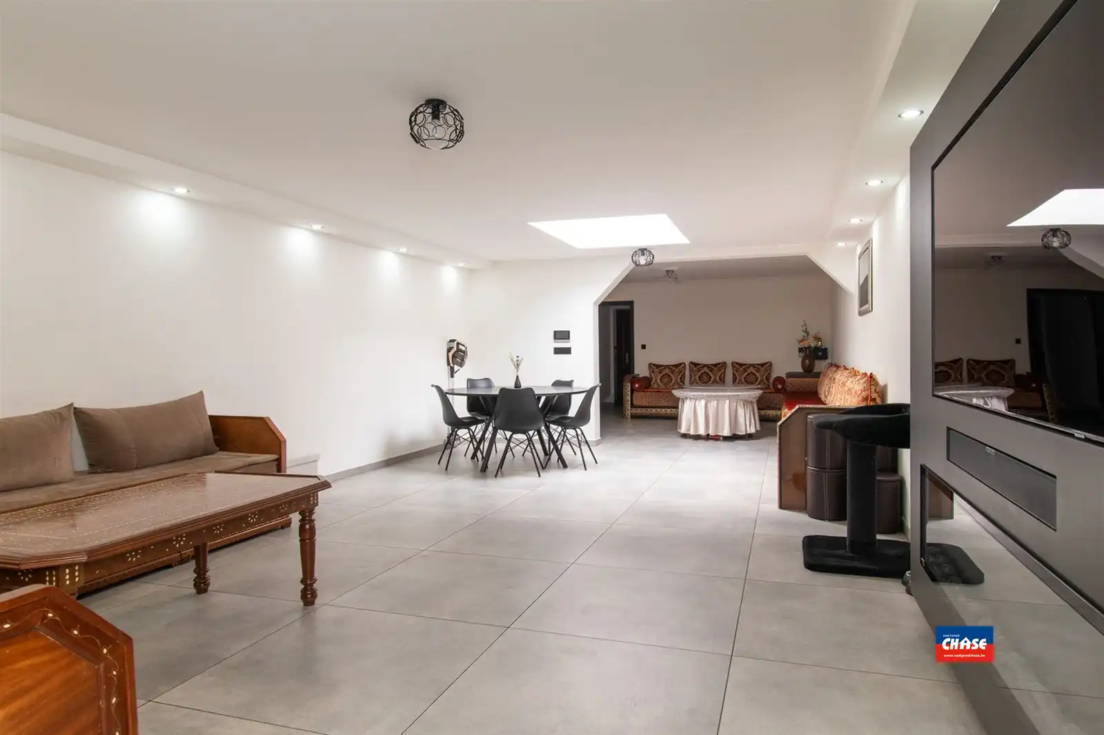 Gerenoveerde rijwoning met 4/5 slaapkamers en grote tuin foto 8