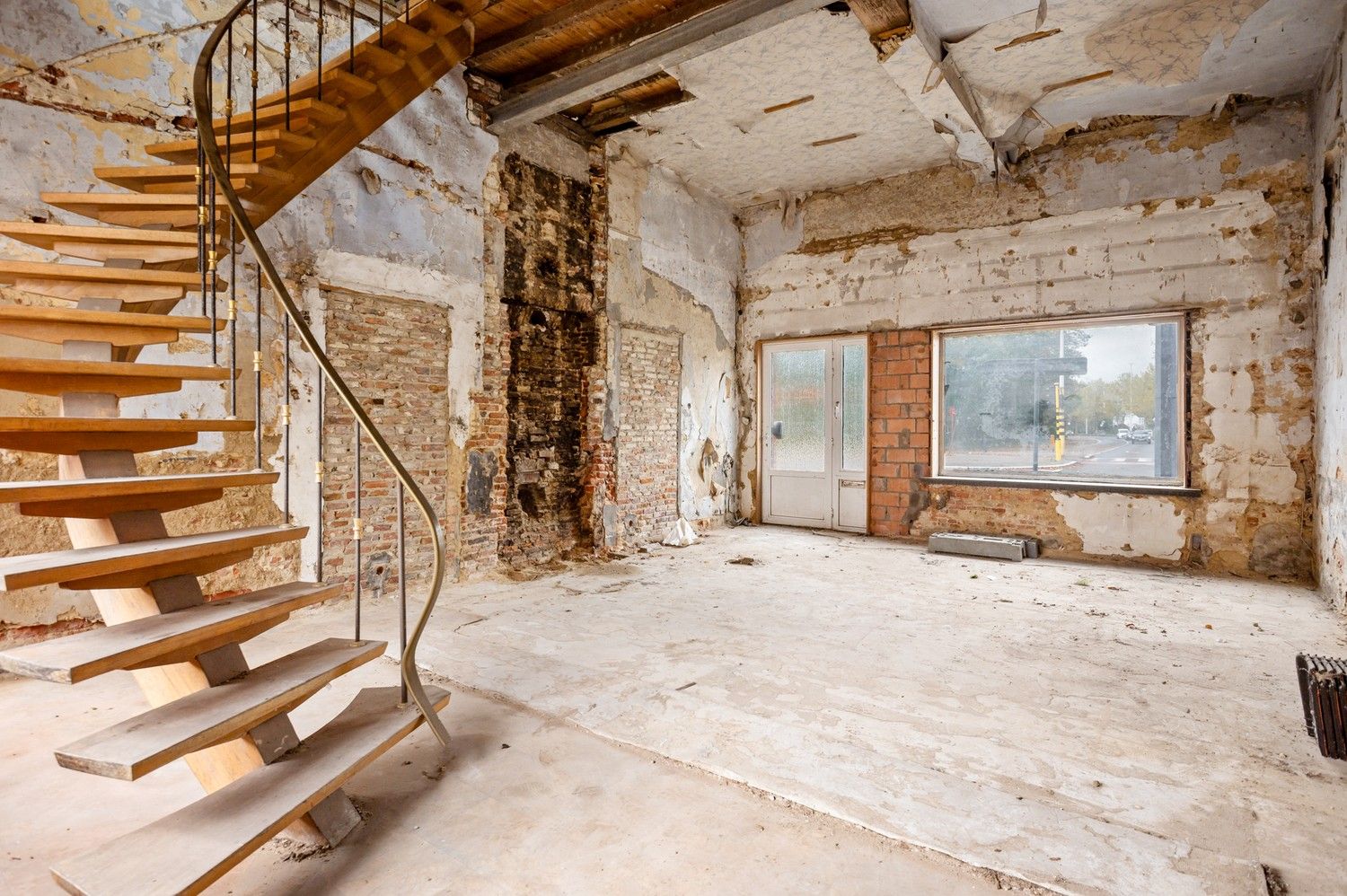 Totaal te renoveren woning met veel potentieel op ruim perceel (423m²) te koop in Emblem foto 3