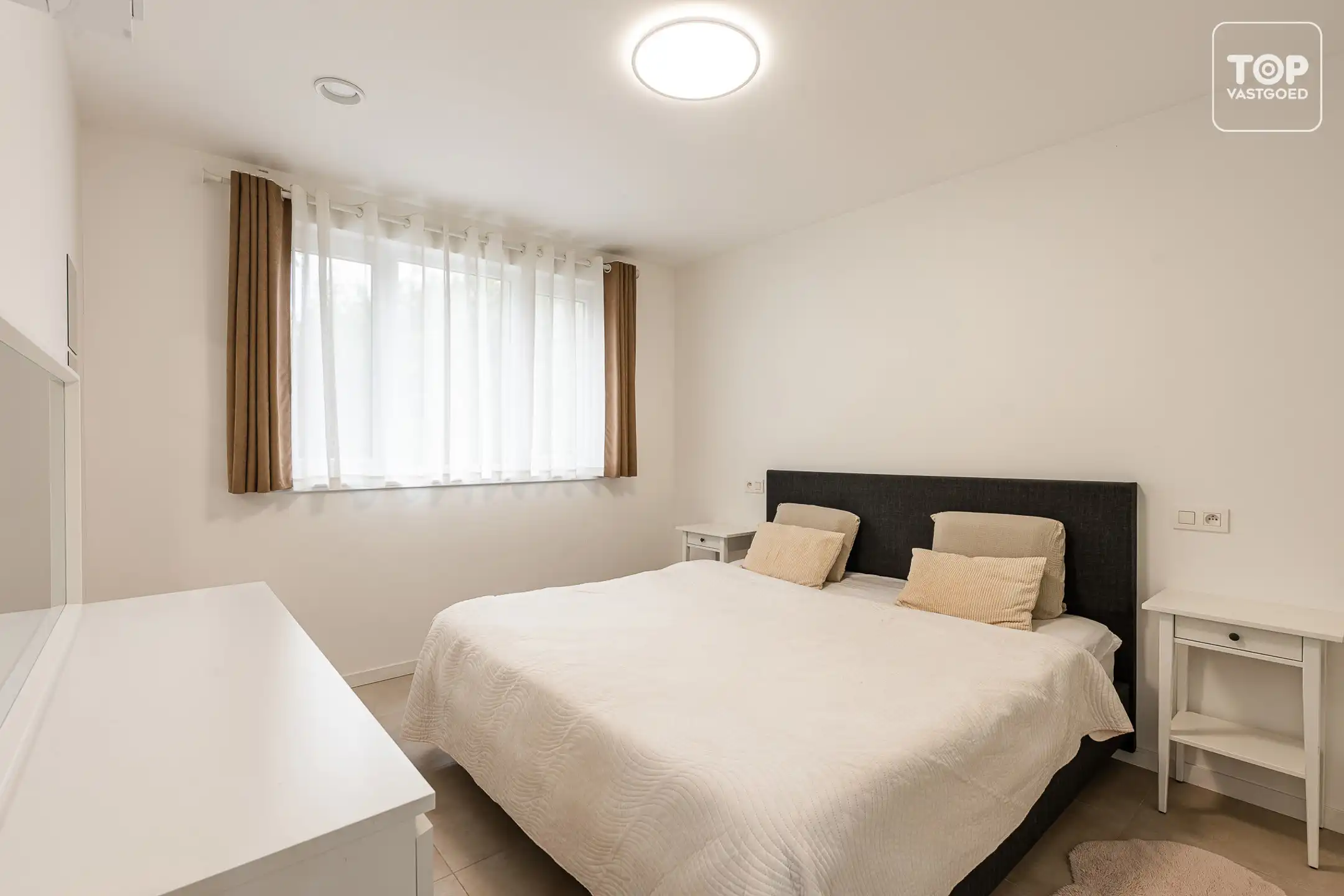 Totaal gerenoveerde woning met 3 slaapkamers, tuin en garage. foto 12