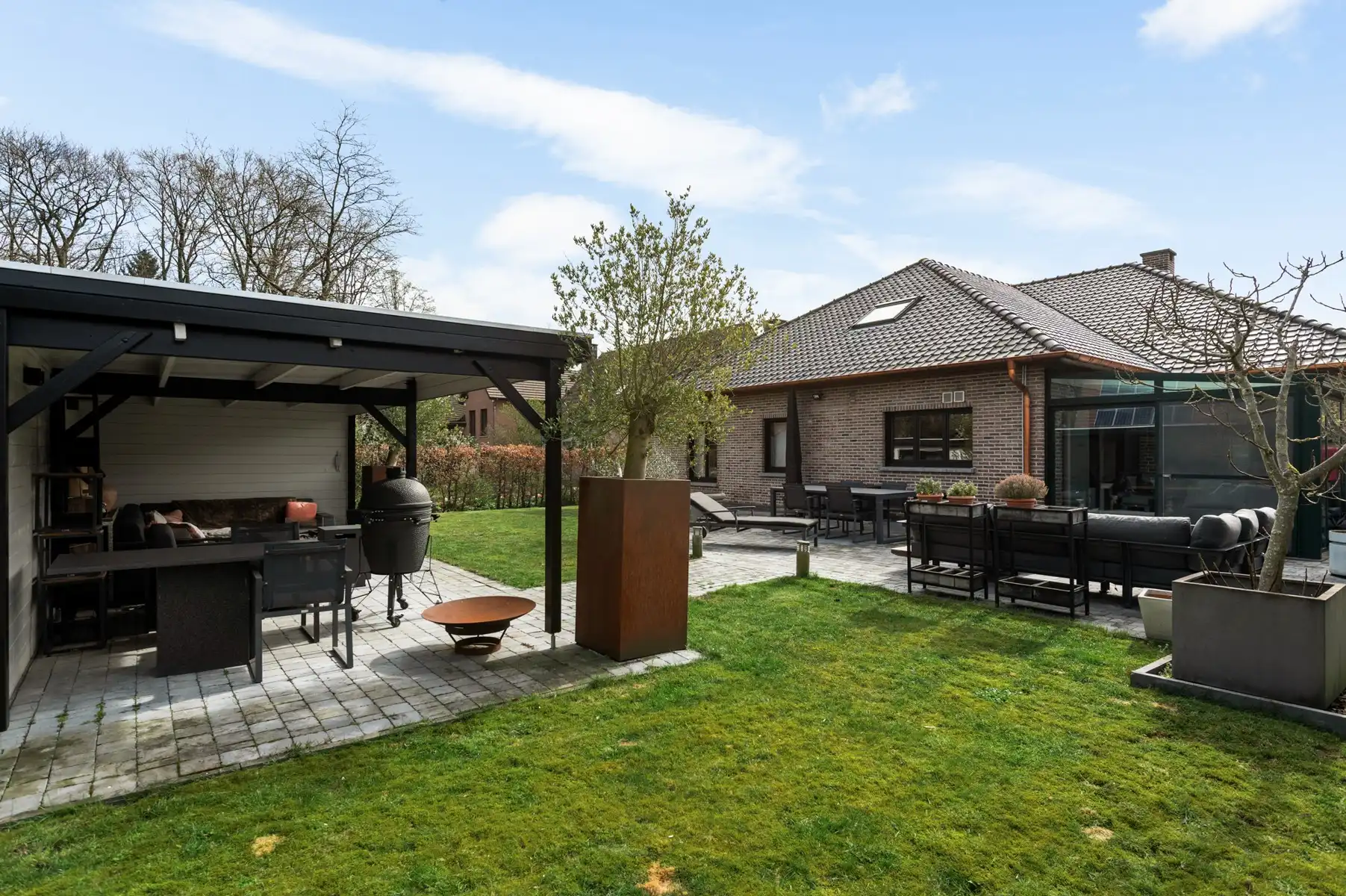 Uitstekend gelegen woning met dubbele garage foto 6