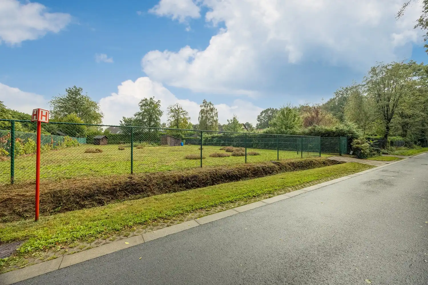 Ruim bouwperceel in het groen foto 7