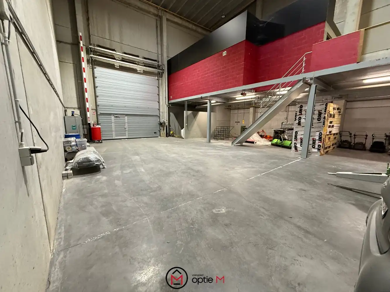 GOED GELEGEN MAGAZIJN MET SANITAIR EN BUREEL foto 4