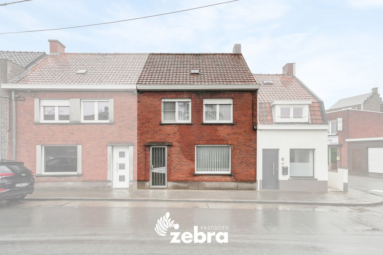 Hoofdfoto van de publicatie: Te renoveren stadswoning met aparte garage in centrum Tielt.