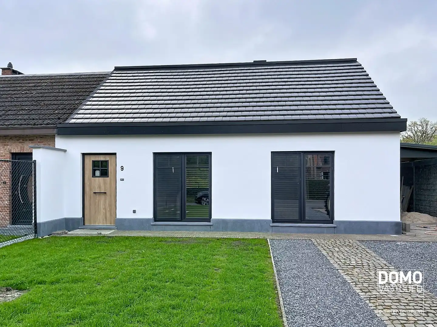 VOLLEDIG GERENOVEERDE WONING MET 3 SLAAPKAMERS EN ZUIDGERICHTE TUIN foto {{pictureIndex}}