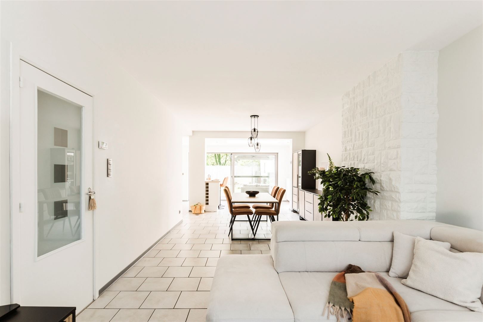 Instapklare woning met zeer grote garage en oprit foto 4