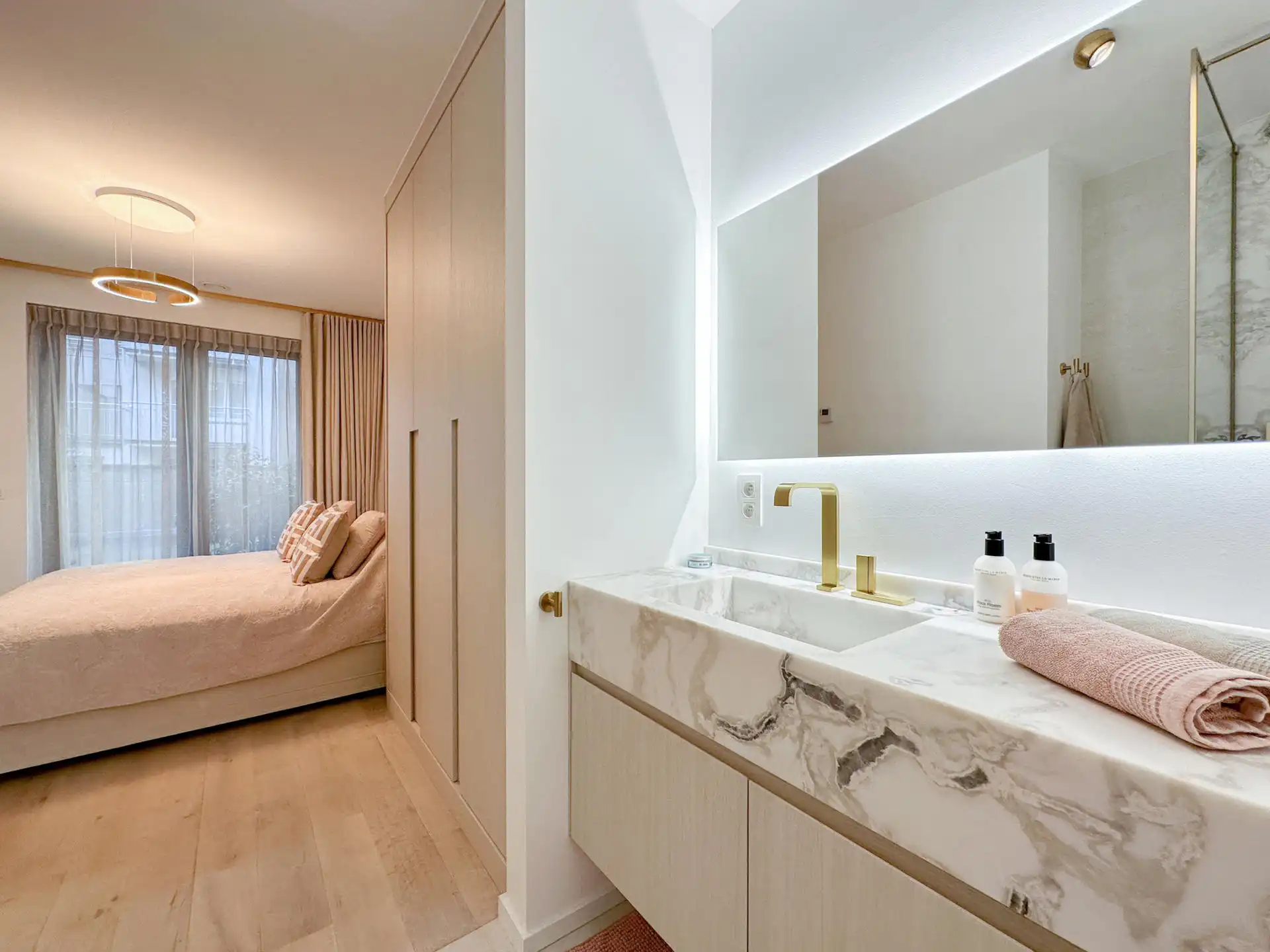 Subliem nieuwbouwappartement in het Zoute met zonnig terras foto 21