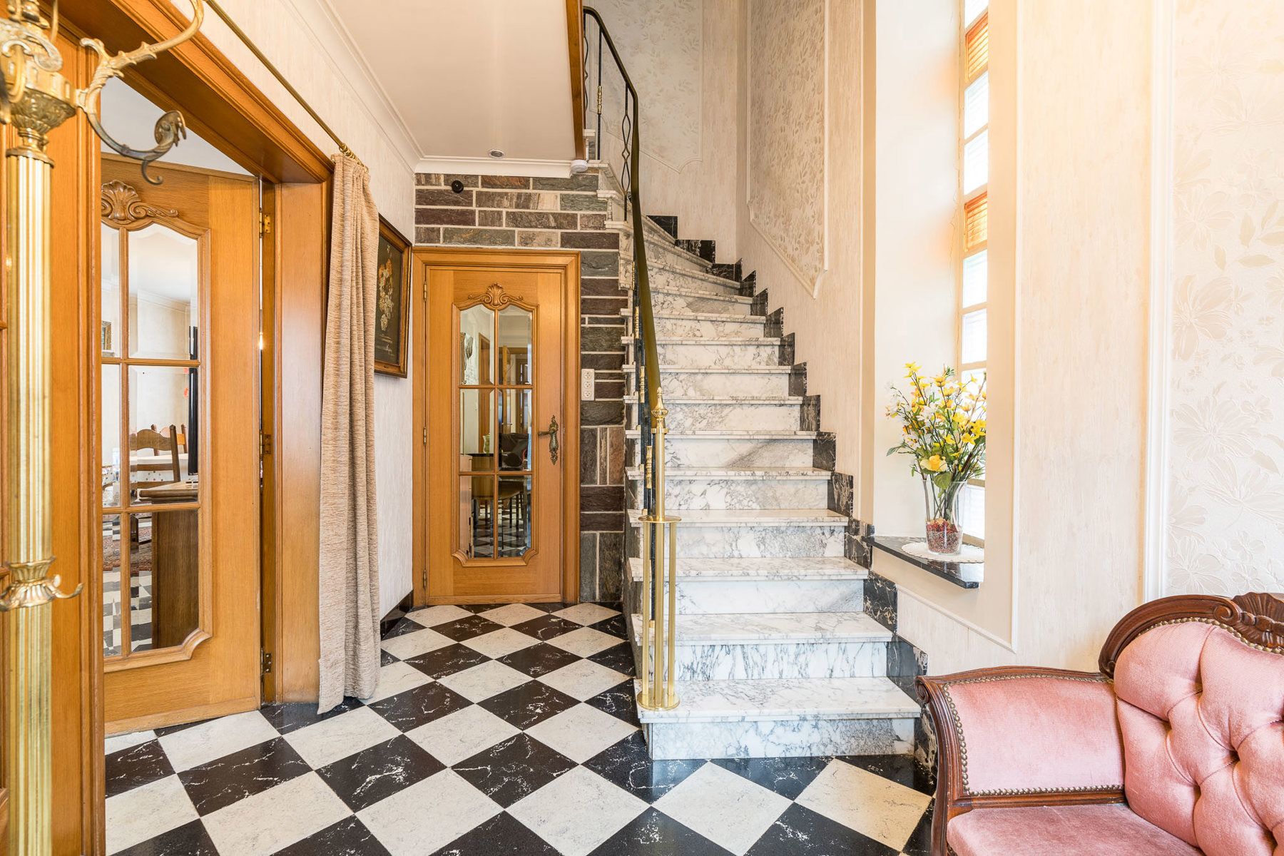 Halfopen gezinswoning met licht, structuur en potentieel foto 2