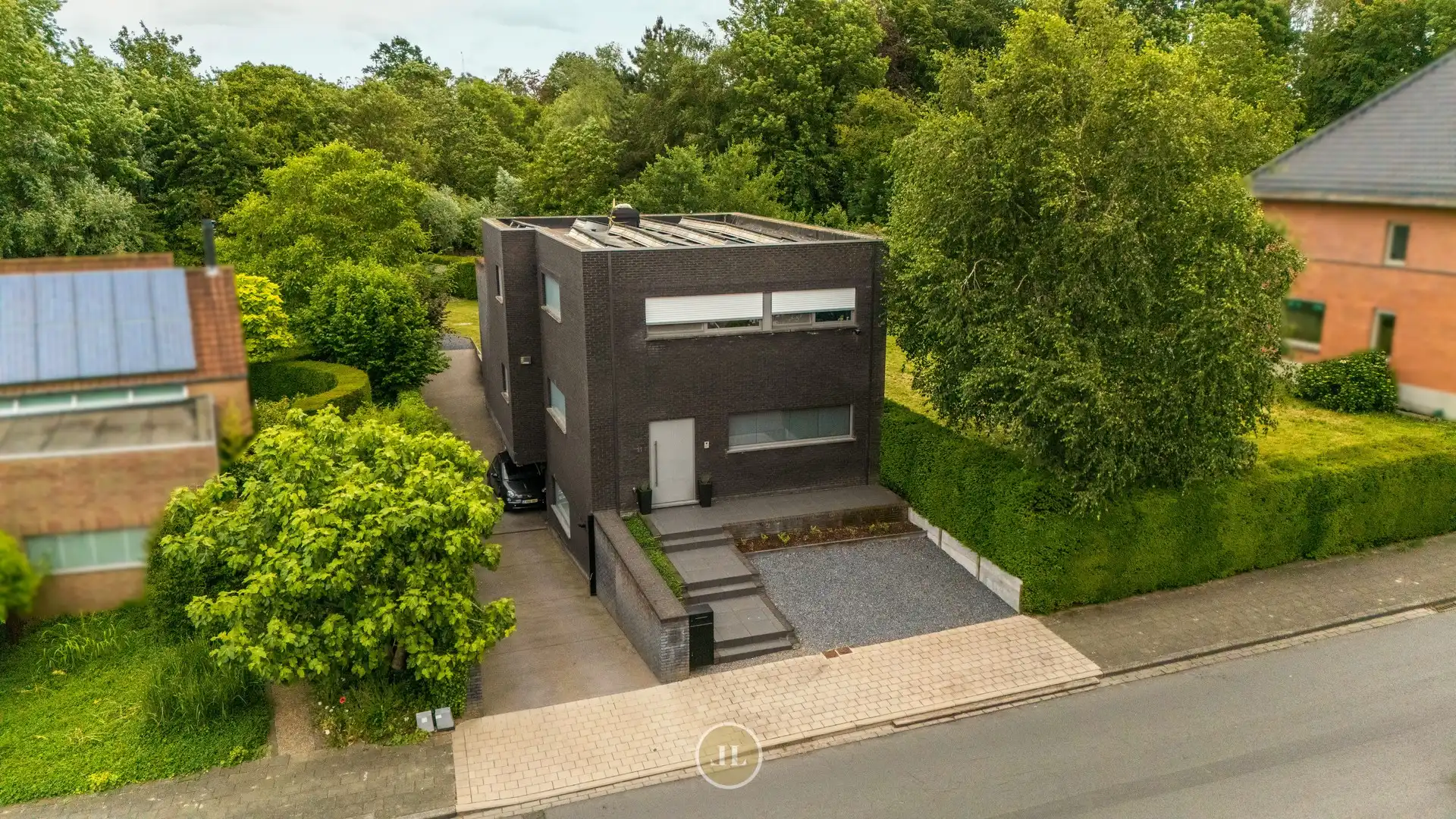 Eigentijdse moderne groen gelegen villa met mooie tuin in Marke centrum foto 2