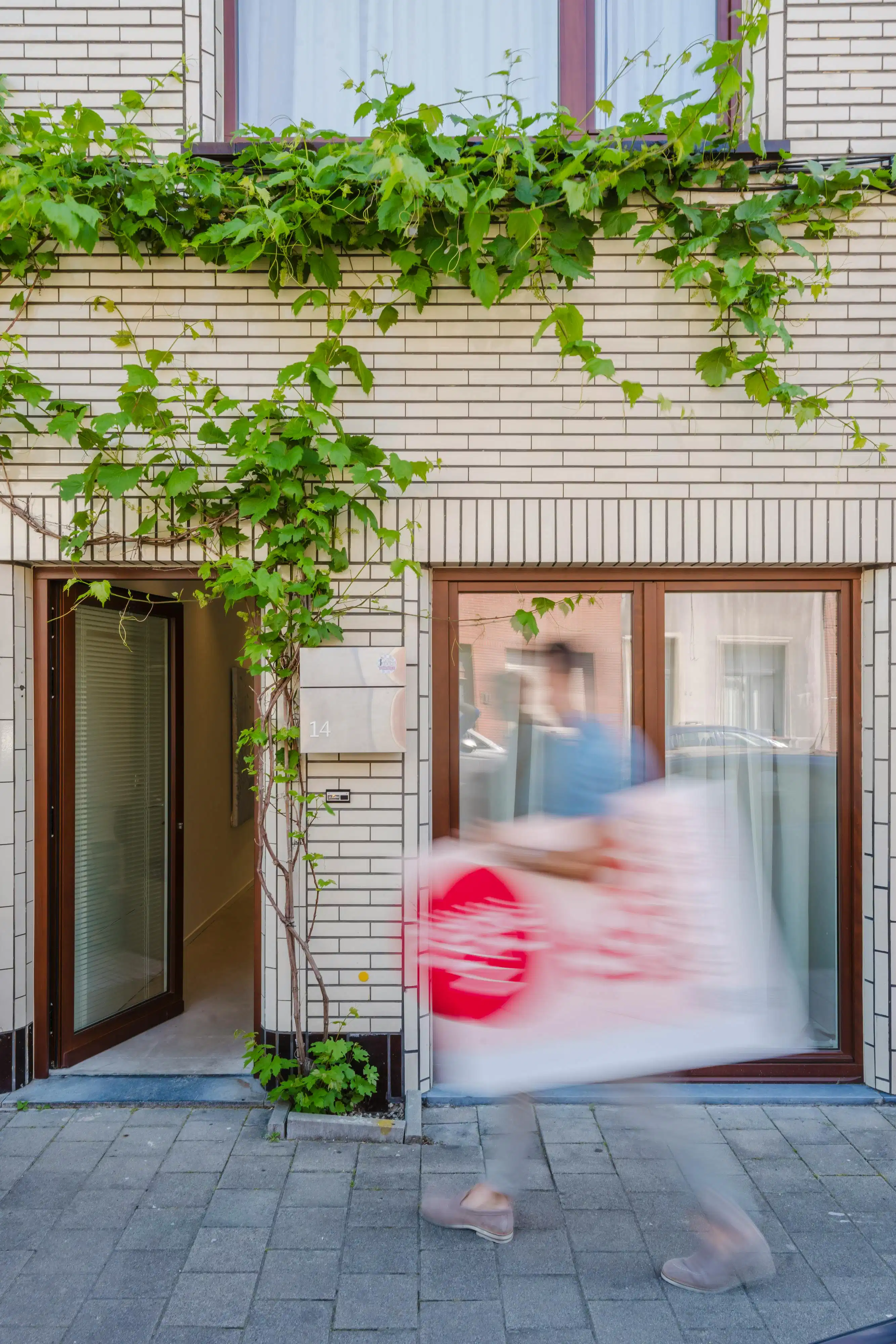 Architecturale stadswoning met minimalistische flair foto 29