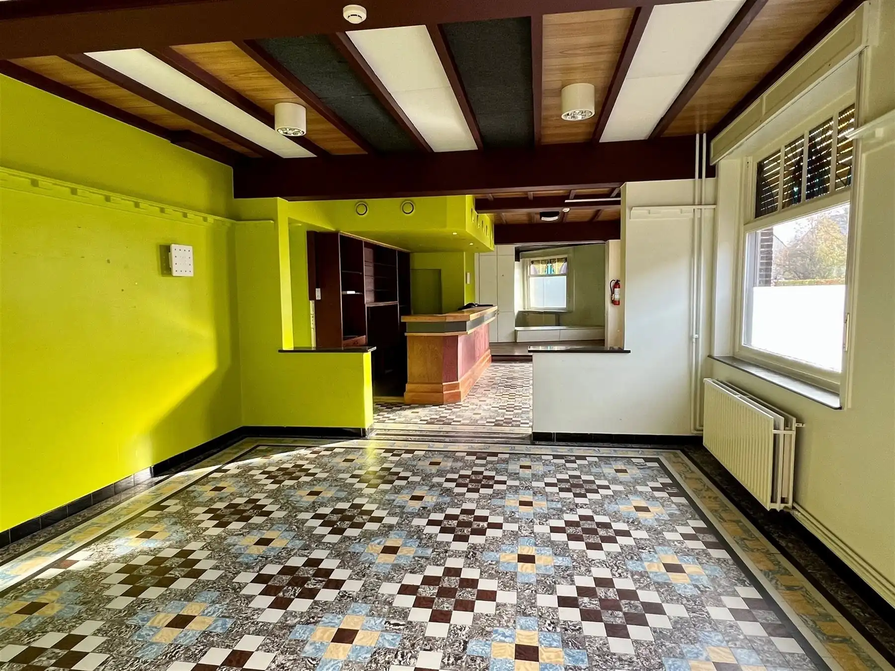 Veelzijdig en ruim commercieel pand met woonst foto 2