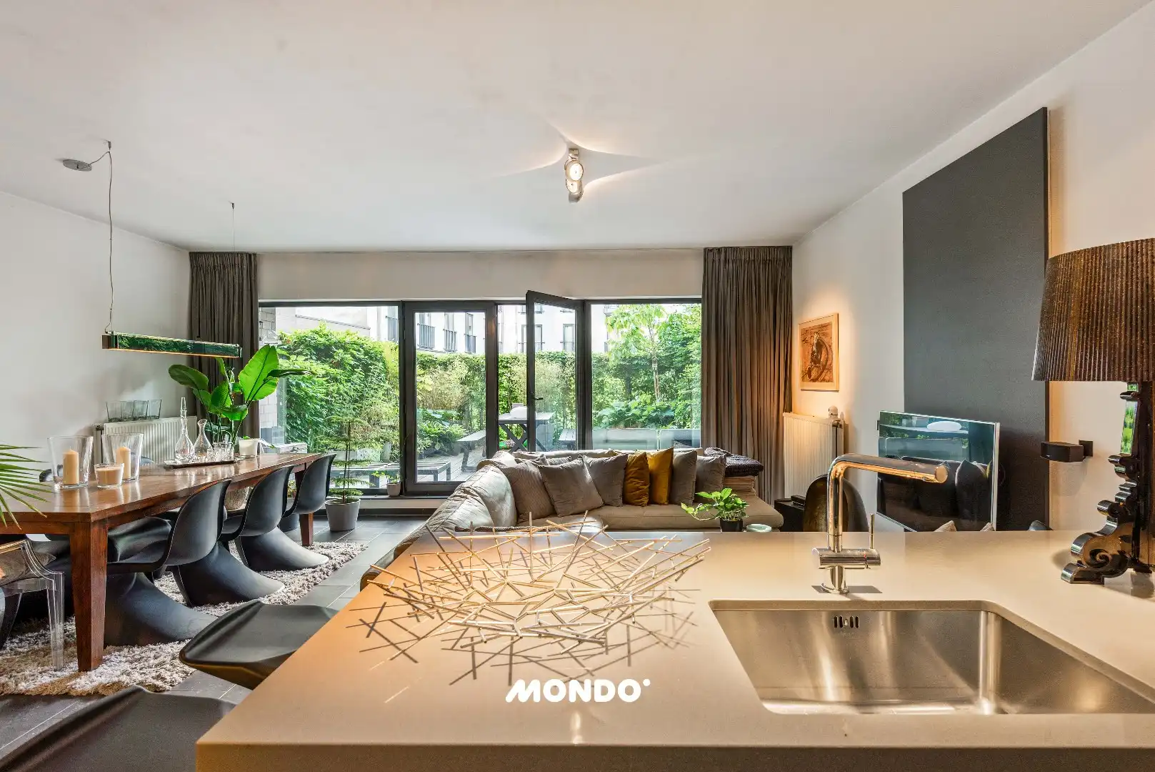 Instapklaar glv appartement met terras & garage. foto {{pictureIndex}}
