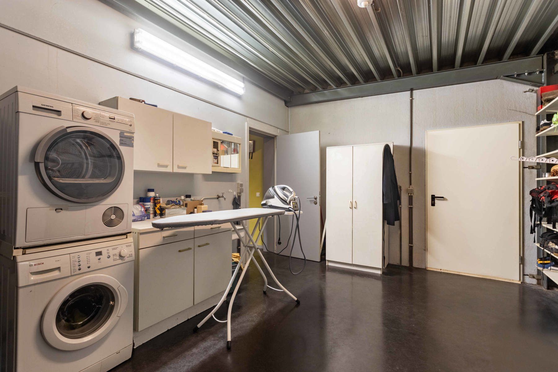 Gebouw met kantoren + woonst + loods op 3670 m2 foto 12