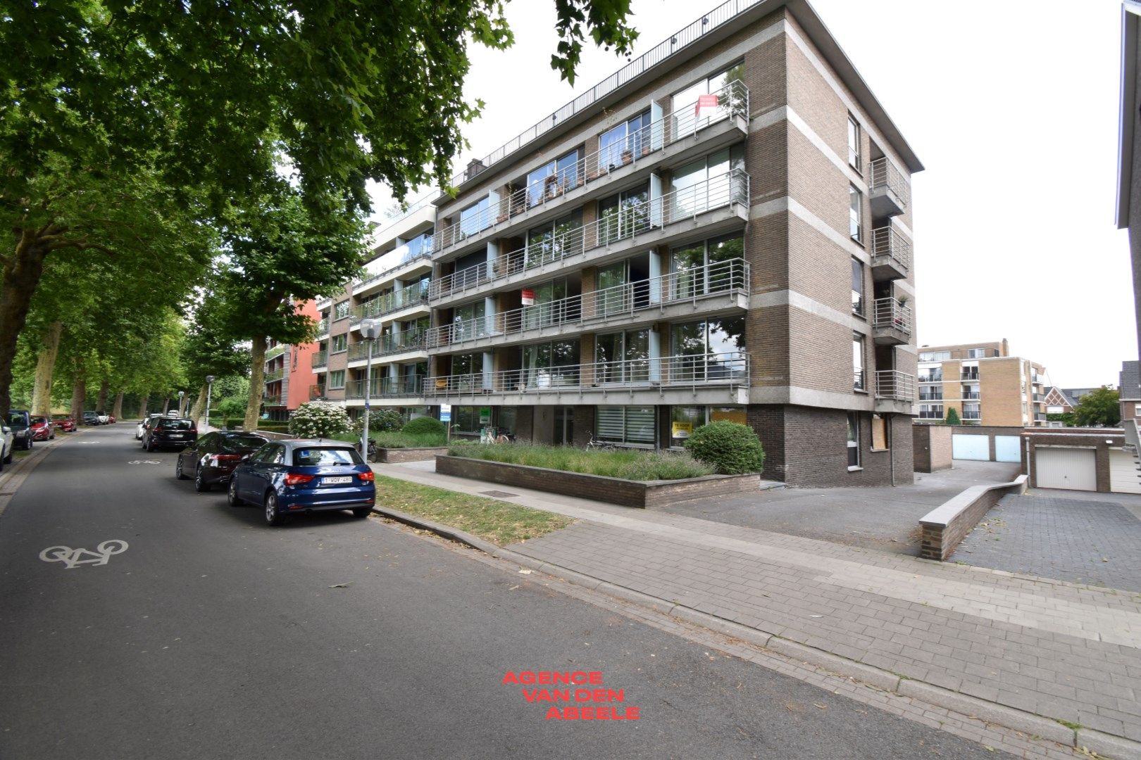 Ruim woonappartement met 1 slaapkamer en grote garage  foto 13