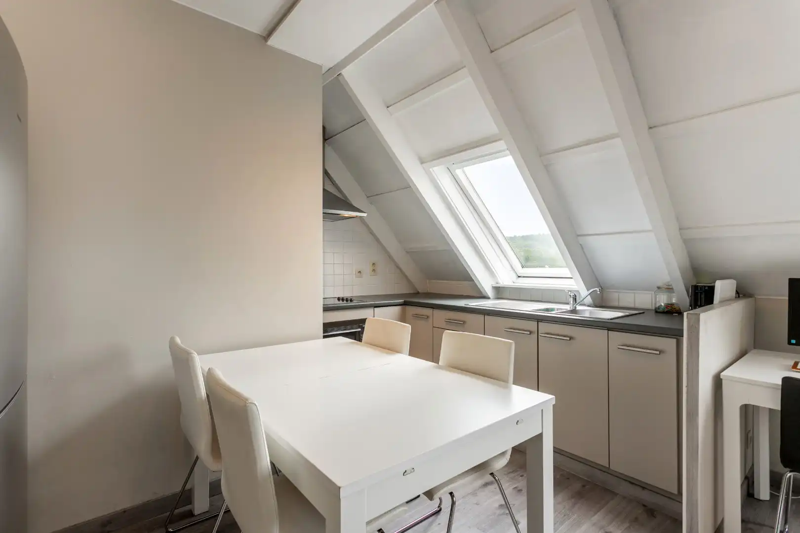 Instapklare studio met aparte slpk. en staanplaats foto 3