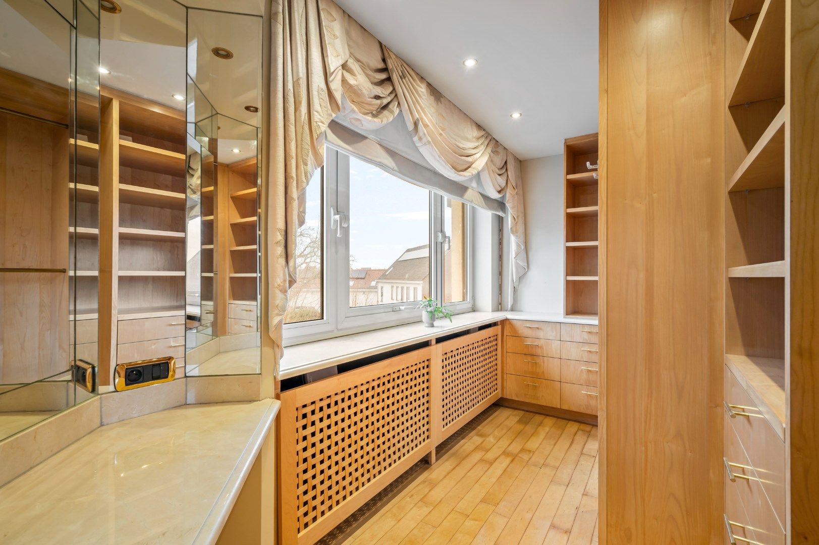 GEBOUW OP 2588M² MET 447M² BEW. OPP., 5 SLPKS, 3 BADKAMERS EN 3 GARAGES AAN DE LEIE foto 23