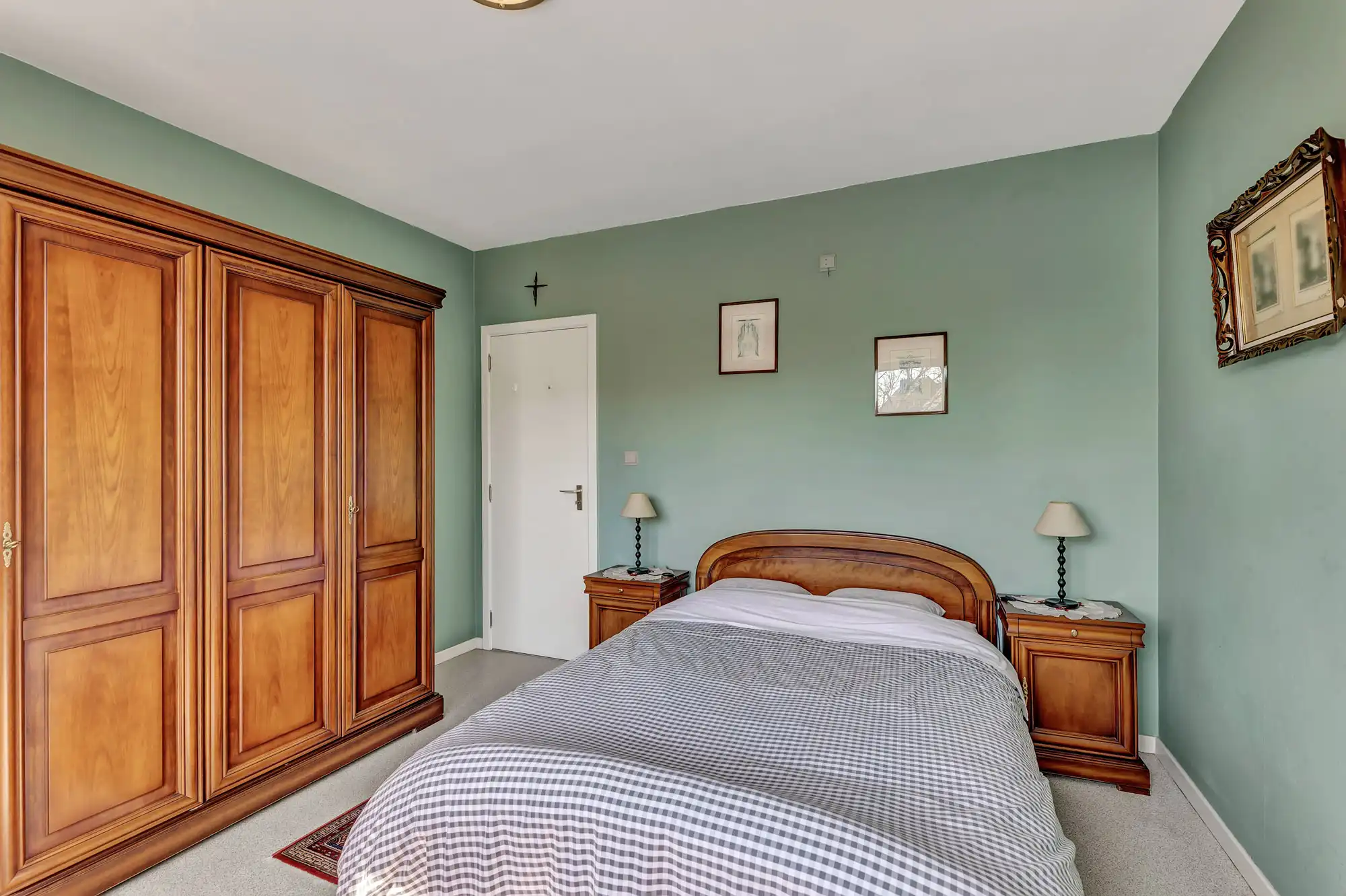 Instapklaar 2-slaapkamerappartement met terras en garage foto 11