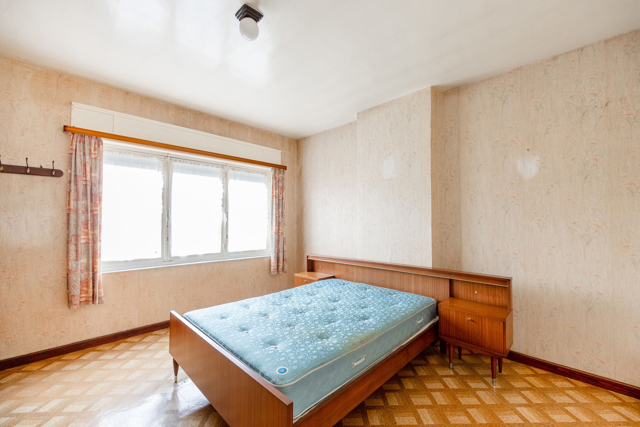 te renoveren 3-gevel woning met tuin foto 8