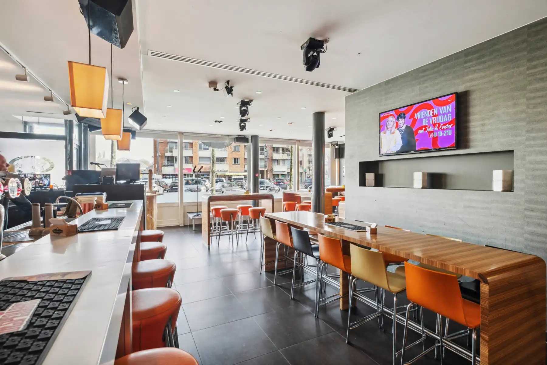 Ruime handelszaak op de Markt in Gistel. foto 5