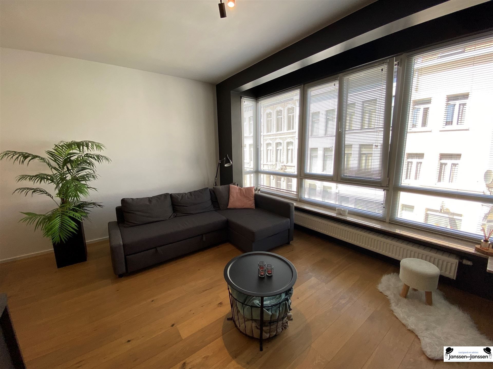 Mooi afgewerkt 2 slaapkamer appartement op en top locatie in Antwerpen foto 5
