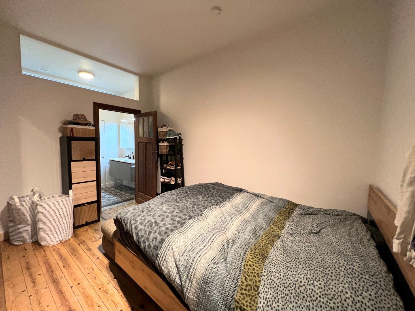 GELIJKVLOERS 1-SLAAPKAMER APPARTEMENT MET TERRAS IN CENTRUM IEPER foto 7