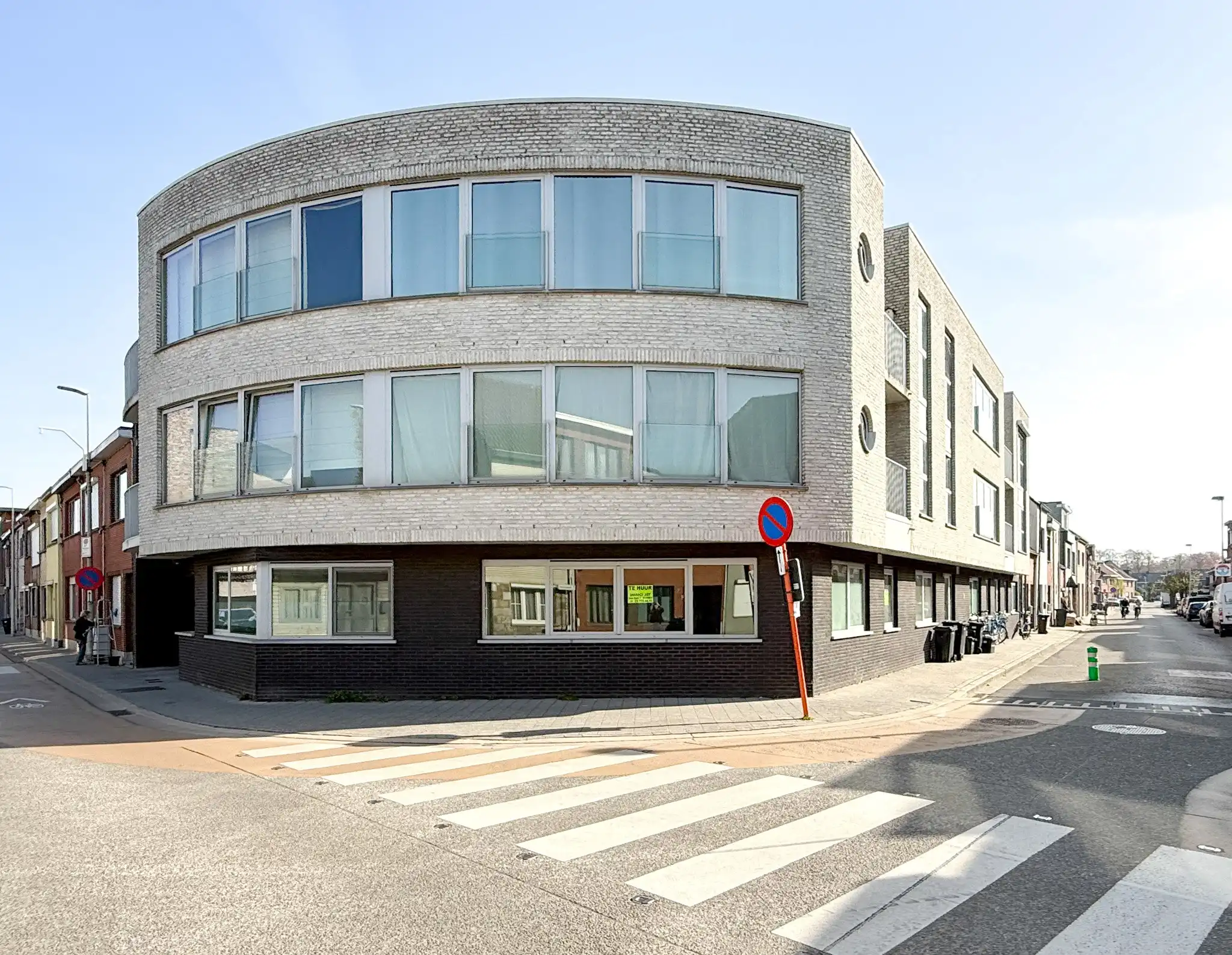 Gelijkvloers appartement met 2 slaapkamers en autostaanplaats foto {{pictureIndex}}