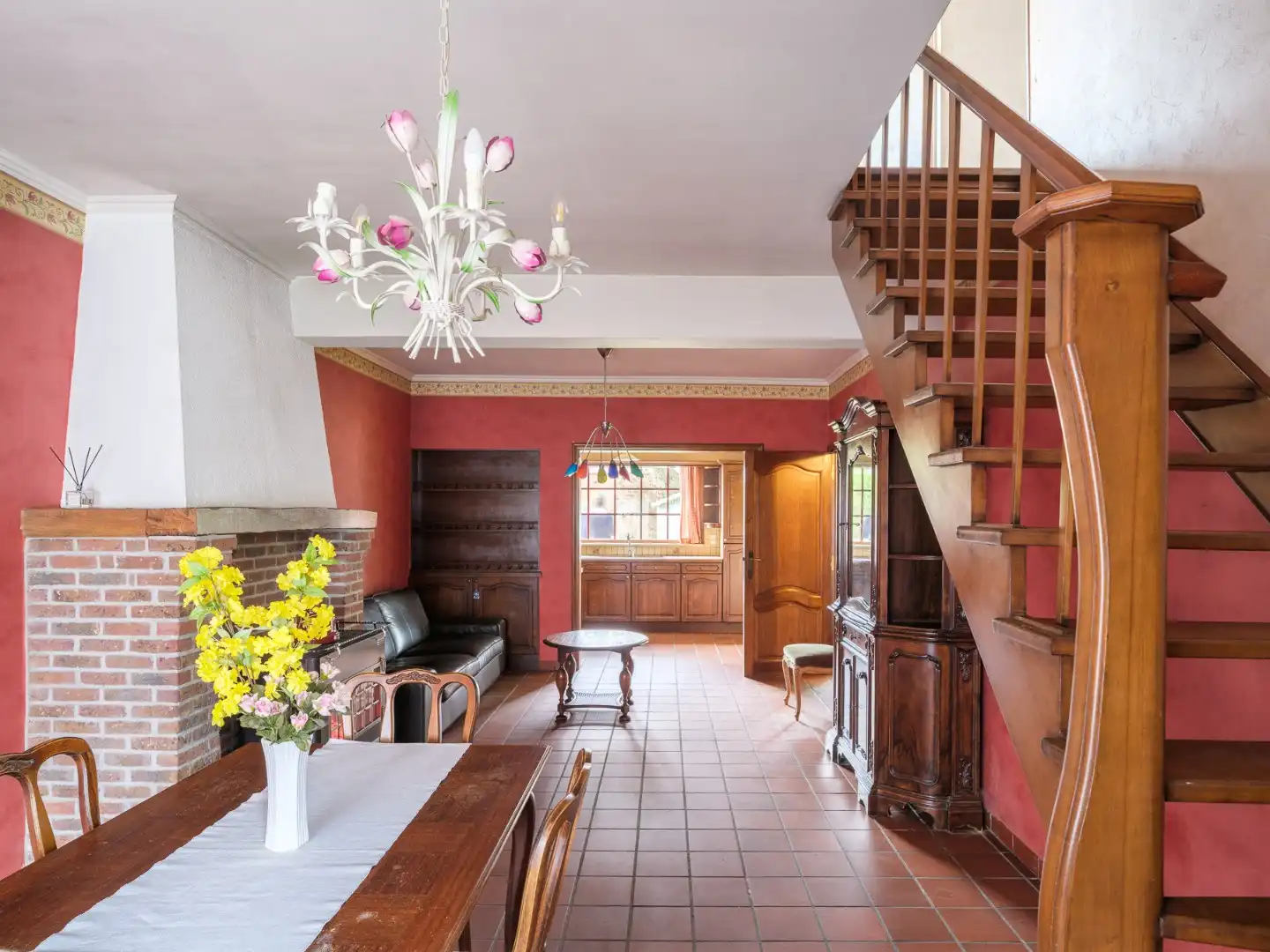 Te renoveren gezinswoning met vier slaapkamers en tuin in Wondelgem foto 2