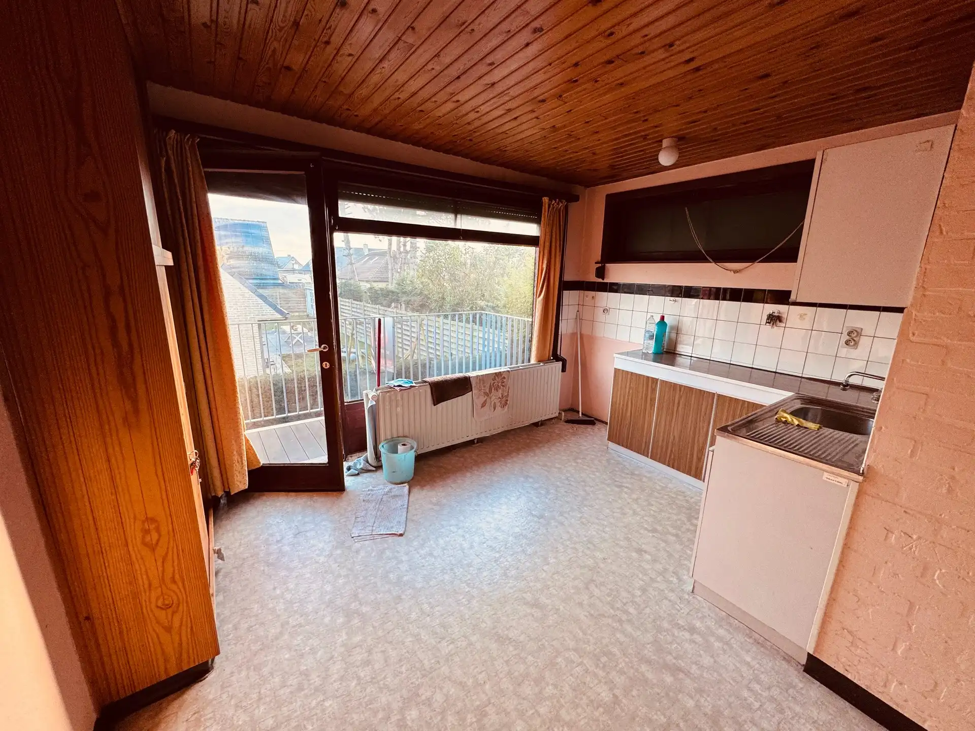 Te renoveren studio met 2 slaapkamers te koop in Vosseslag – De Haan. foto 3