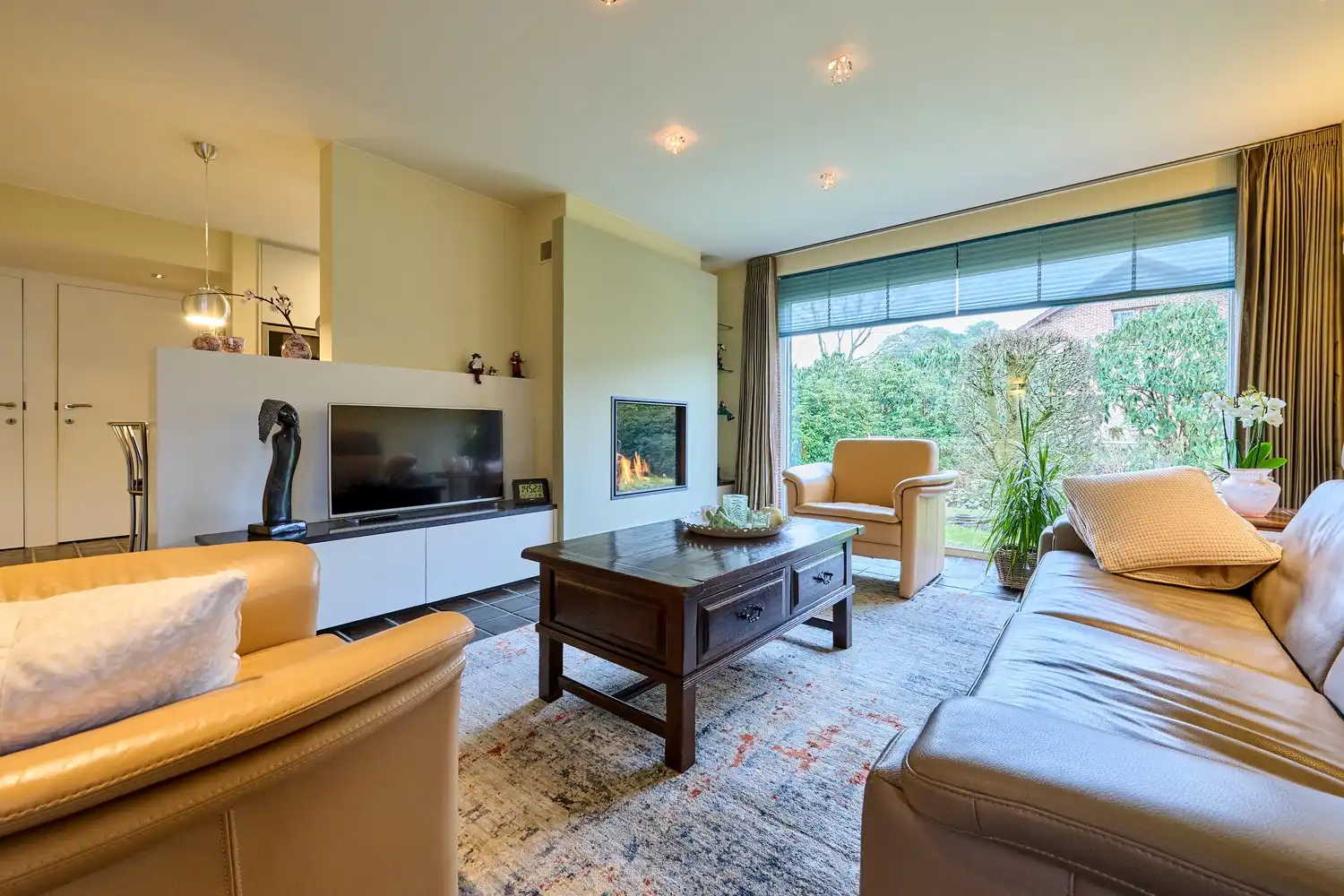 Residentieel en op een uitgestrekt perceel gelegen vernieuwde woning met 3/4 slaapkamers foto 9