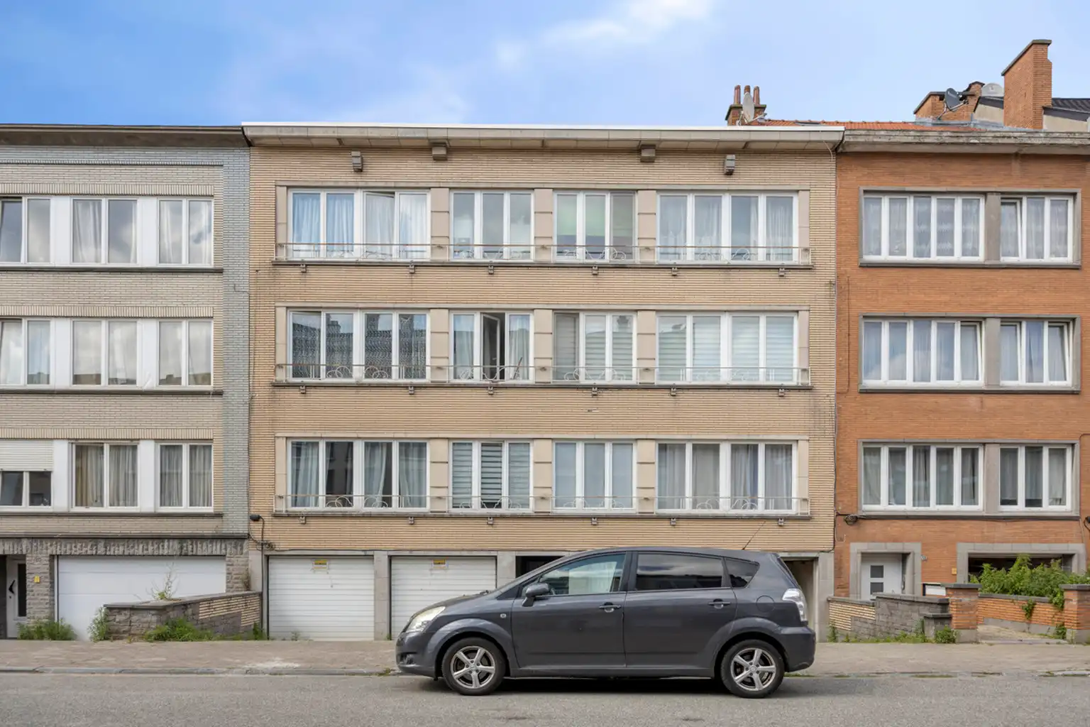 Instapklaar 2-slaapkamerappartement met garage foto 16
