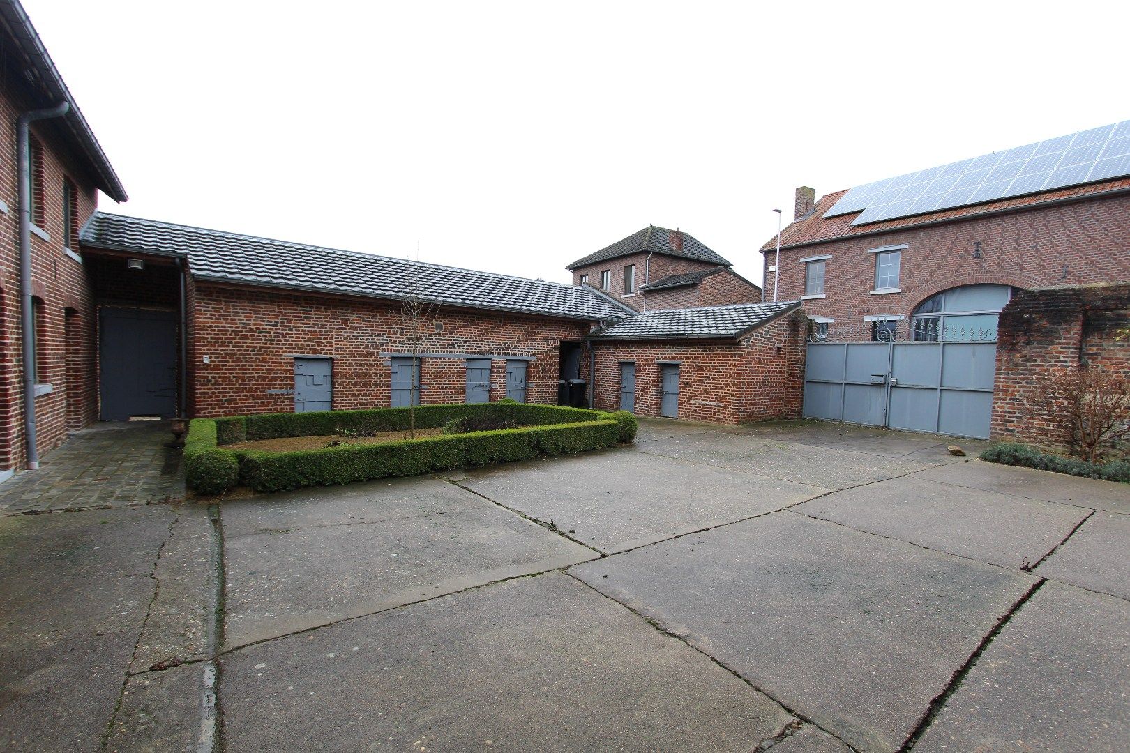 RUIME WONING VAN 390 m² MET GROTE TUIN EN ZWEMBAD foto 28