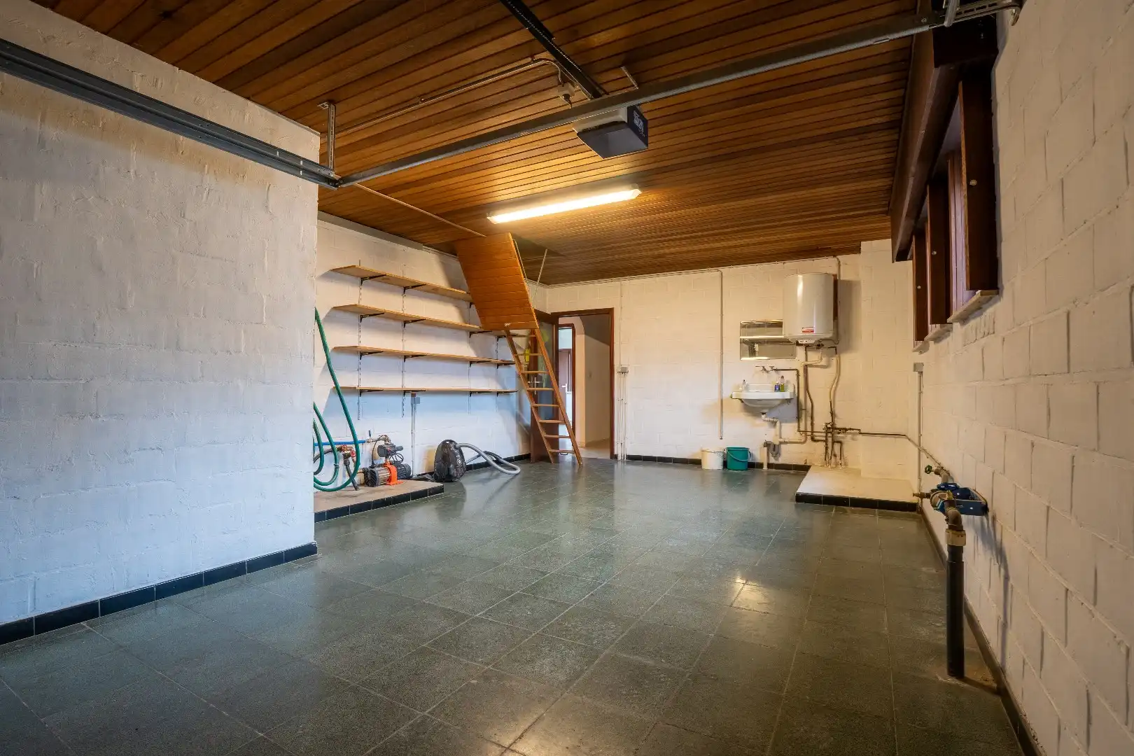 Uiterst ruime benedenwoning op groot perceel van 1666m² foto 16