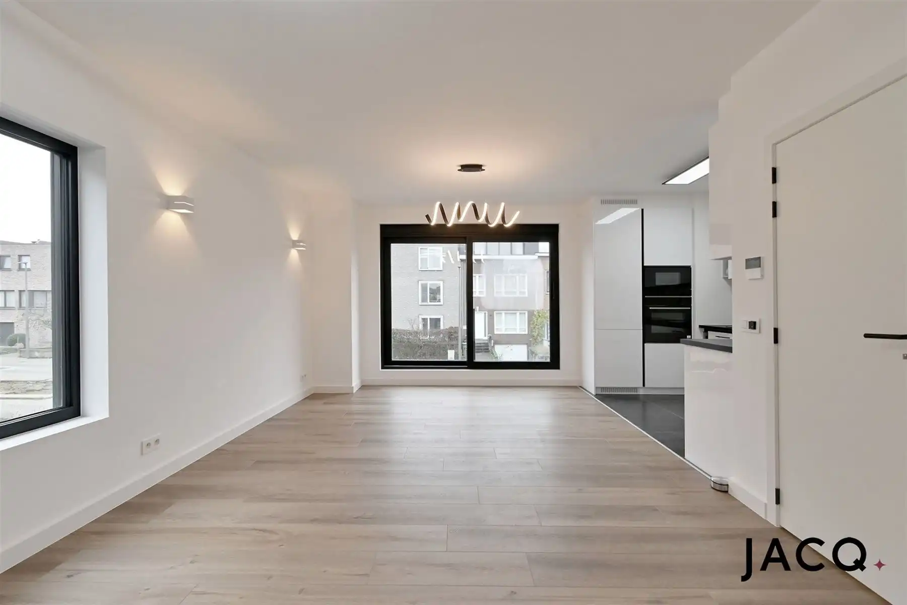 Luxueus gerenoveerd appartement te Berchem! foto {{pictureIndex}}