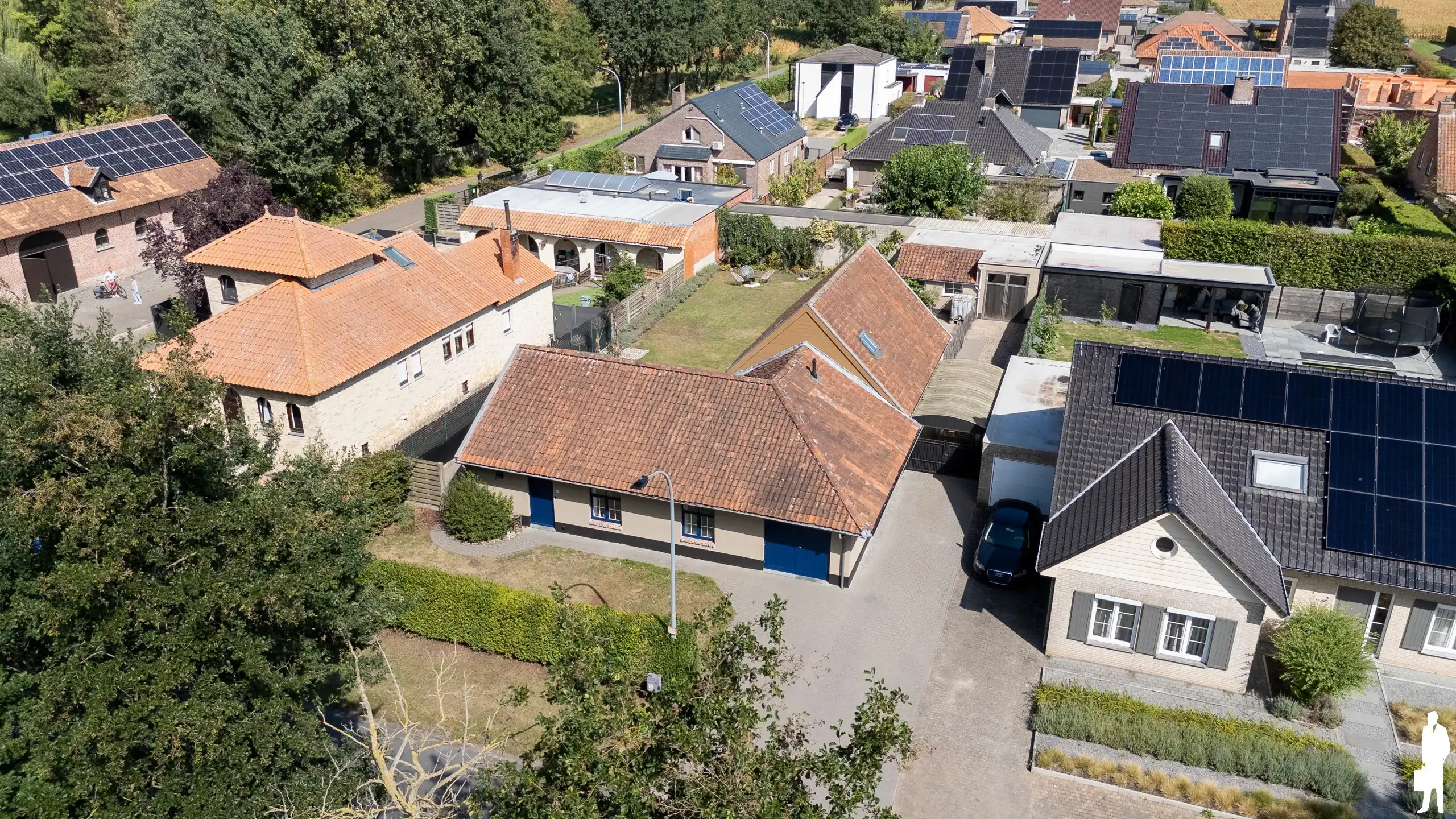 Vrijstaande villa met 4 slpk. gelegen op de dijk van kanaal  foto 47