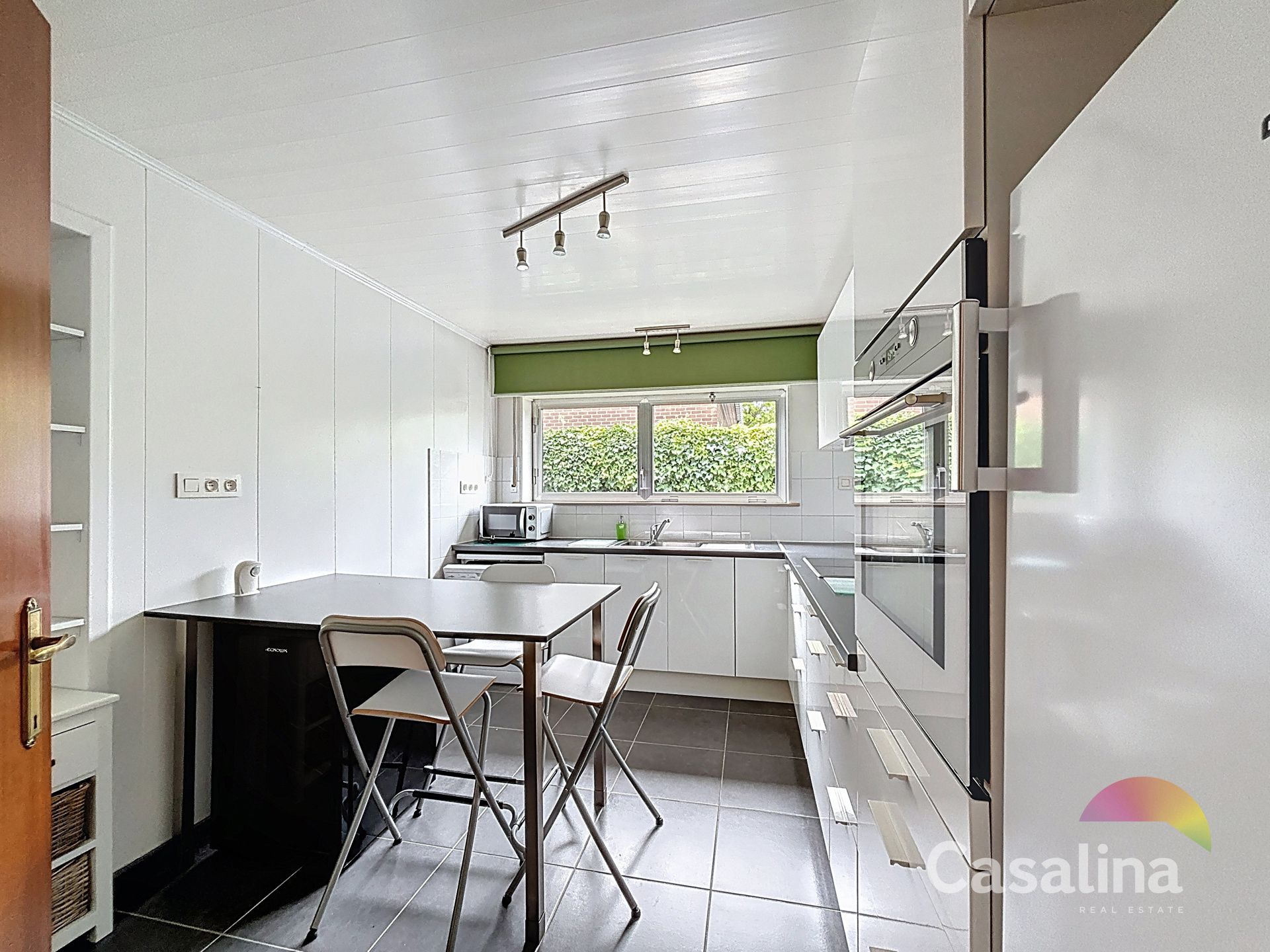 Ruime bungalow van 205 m² in een rustige, groene wijk foto 12