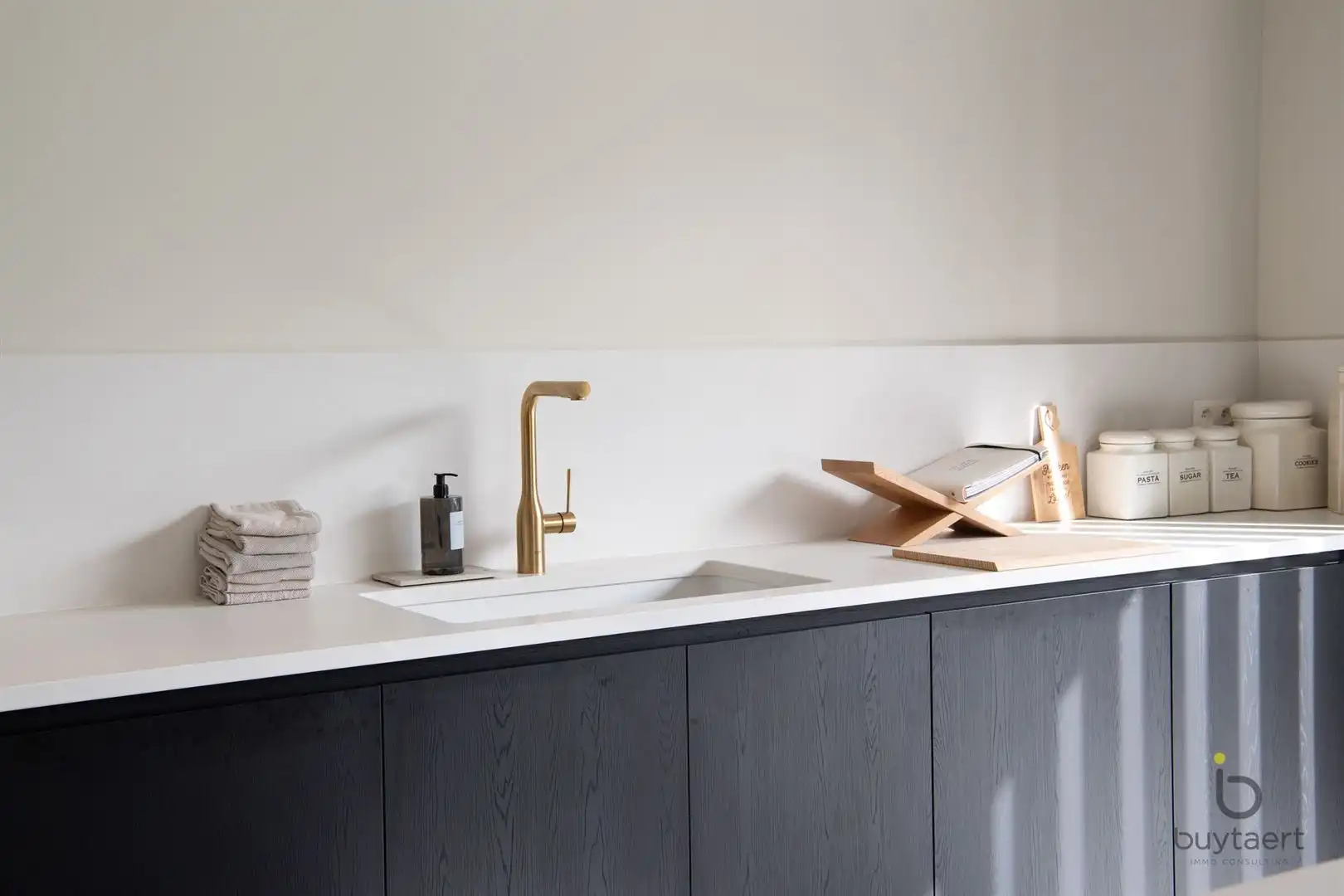 Knappe GELIJKVLOERSE villa + bijgebouw te Halle! foto 16