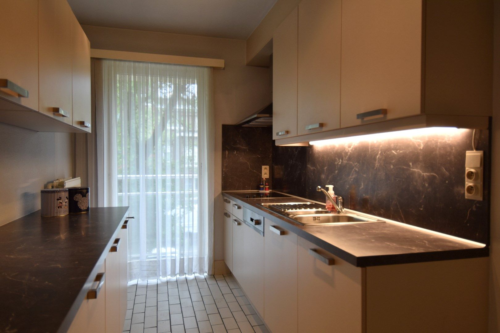 Instapklaar appartement met 2 slaapkamers, 2 terrassen en ruime kelderberging te koop centrum-Kortrijk foto 8