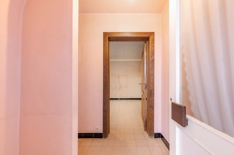 Te renoveren, rustige gelegen halfopen woning met 3 slaapkamers, garage en tuin te koop in Sint-Baafs-Vijve! foto 2