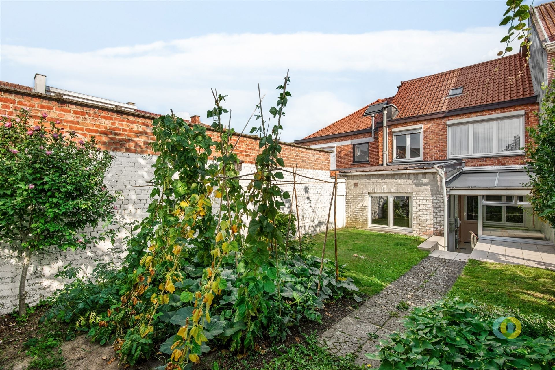 Op te frissen woning met tuin en potentieel foto 7