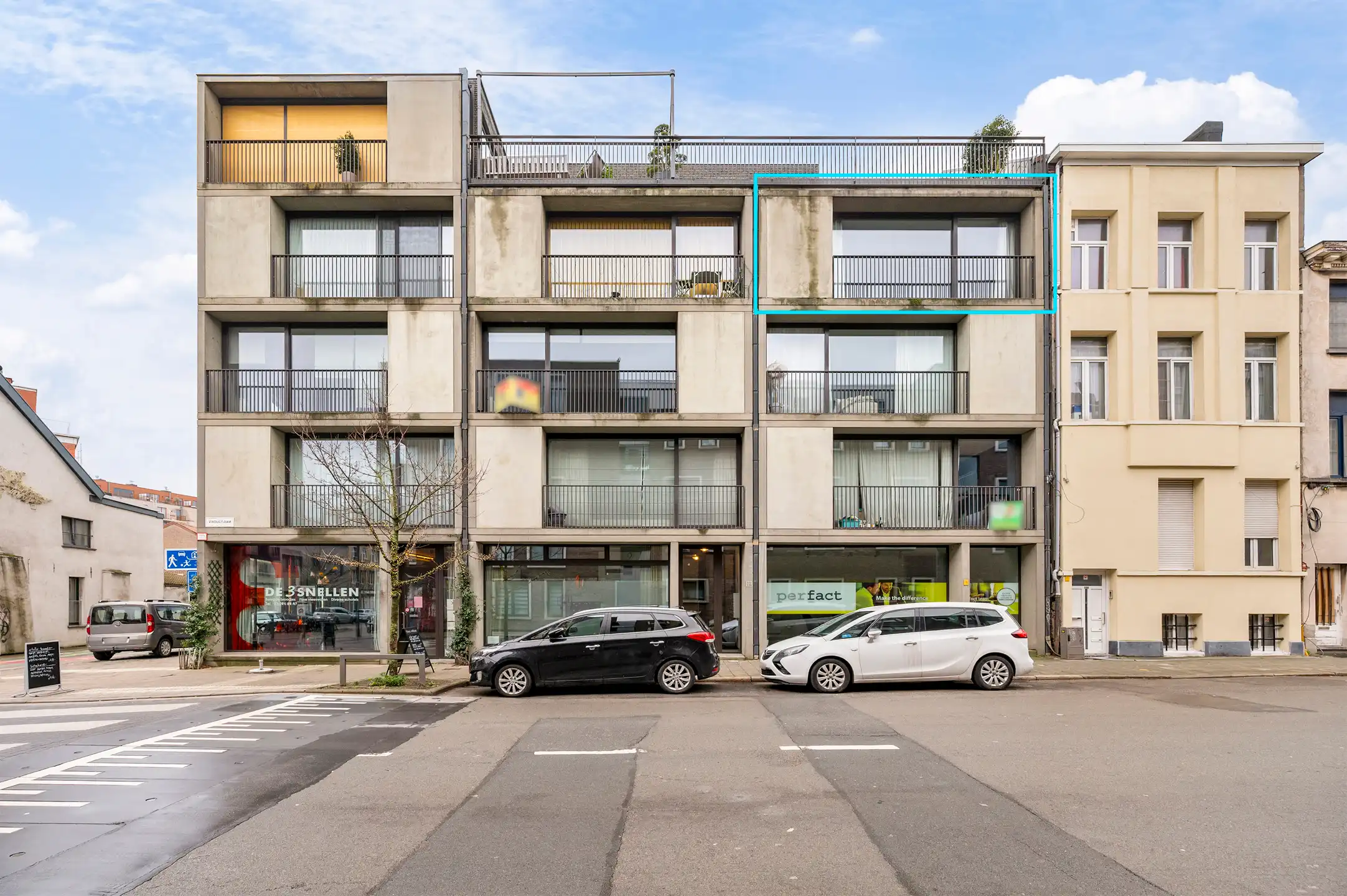 Ruim appartement met twee slaapkamers, terras en twee parkeerplaatsen in Residentie Viaduct-Dam foto {{pictureIndex}}
