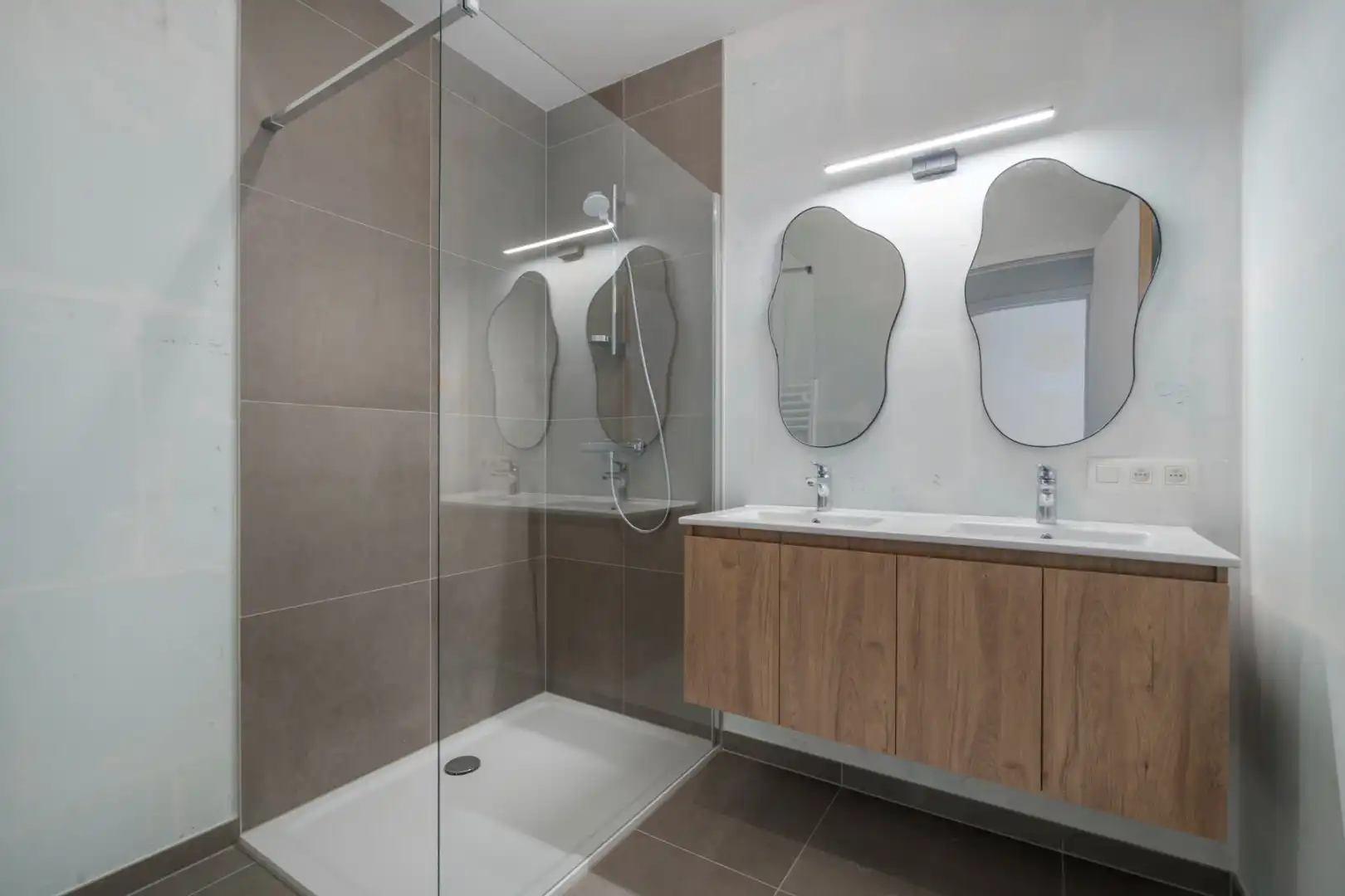 Energiezuinig en kwalitatief appartement met 2 slaapkamers en 2 terrassen. foto 7
