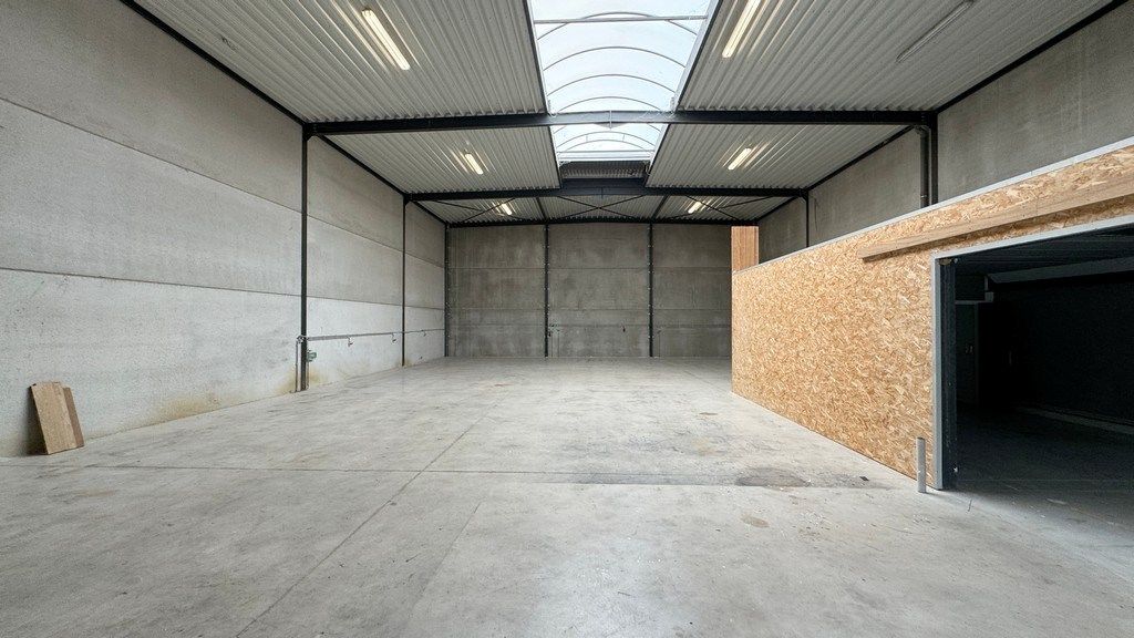 Magazijn met kantoor te huur nabij E313 in Ranst foto 4