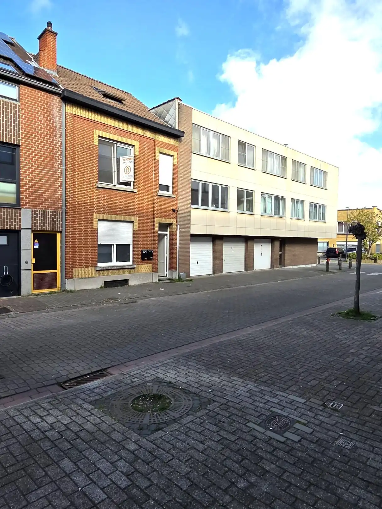 Gebouw opgedeeld in 2 appartementen. foto {{pictureIndex}}