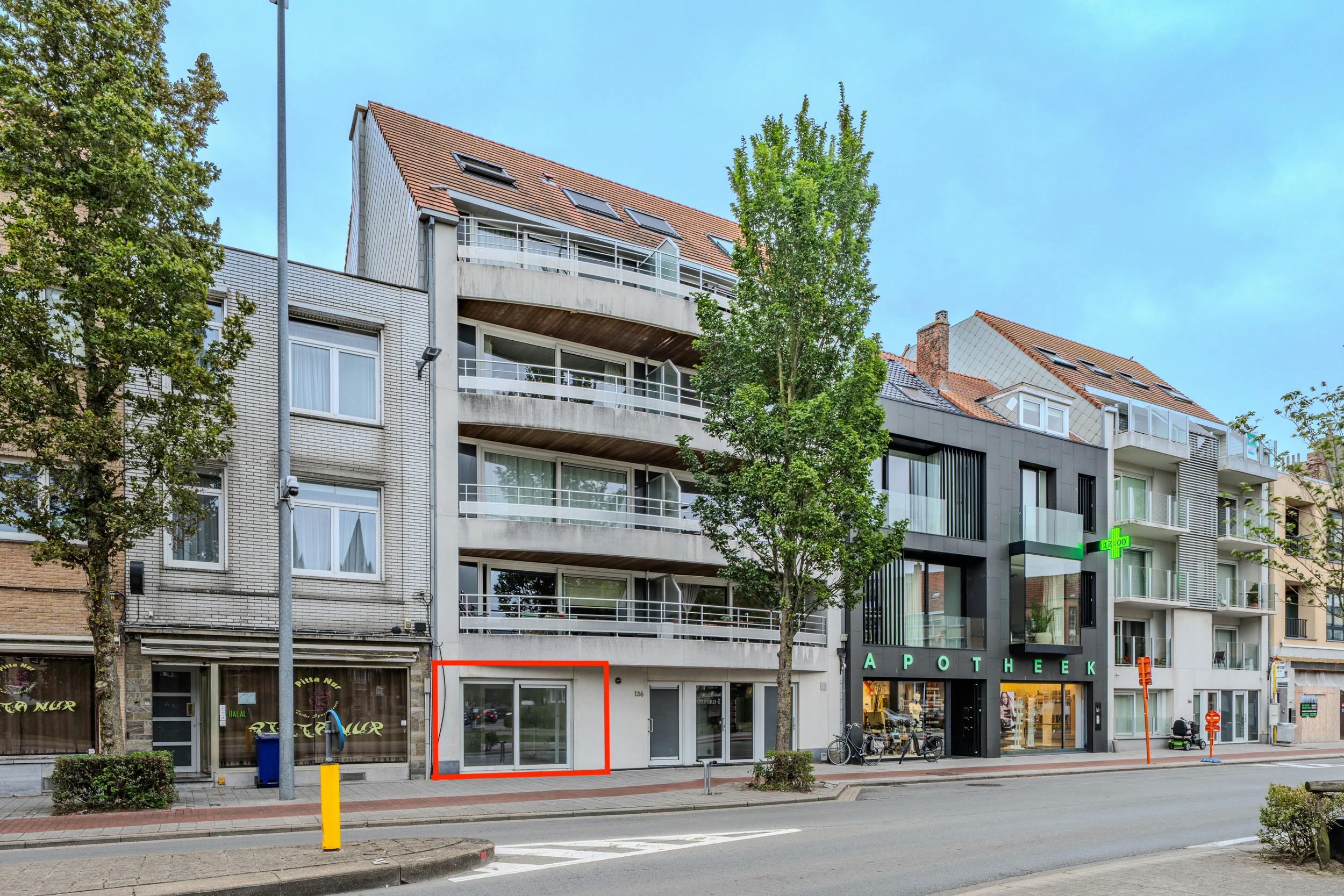 Gelijkvloers 2-slaapkamerappartement met terras te Oostende foto {{pictureIndex}}