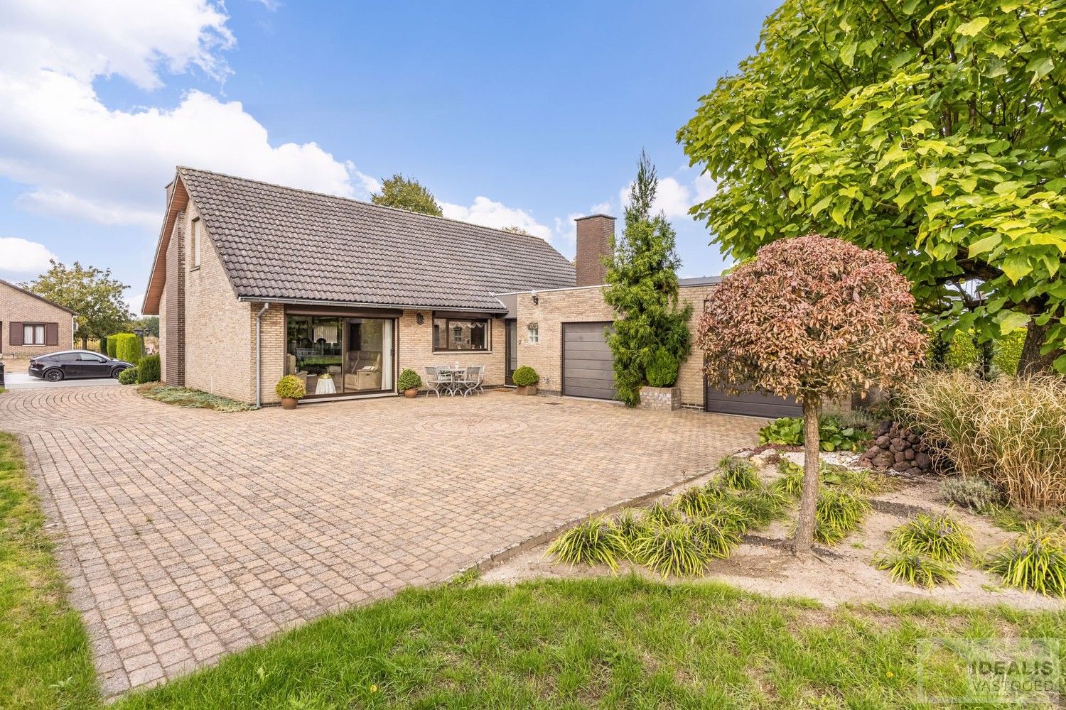 IDEALIS VASTGOED – PERFECT ONDERHOUDEN, INSTAPKLARE WONING +- 175M², MET MAAR LIEFST 4 SLAAPKAMERS, HEERLIJK LICHTRIJKE WOONKAMER EN DUBBELE GARAGE OP EEN PRACHTIG GROEN EN RUIM PERCEEL VAN 18A 43CA. foto {{pictureIndex}}