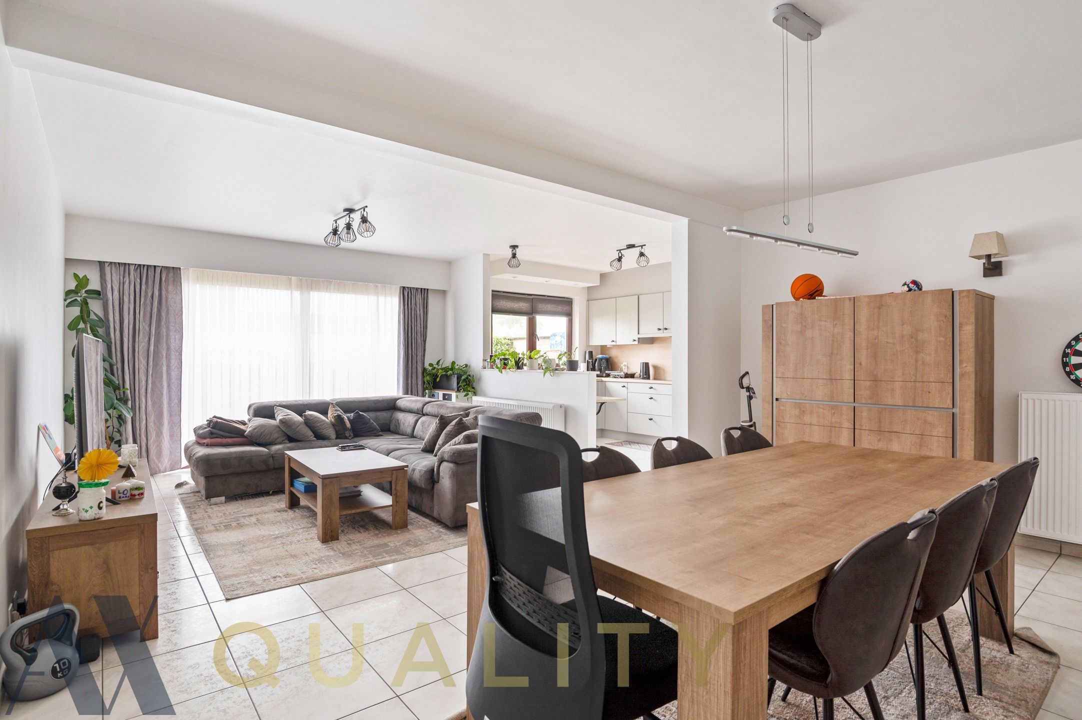 Gelijkvloers, gerenoveerd 2-slpk.-appt. met terras, tuin en gemetste garage op wandelafstand van het station foto 2