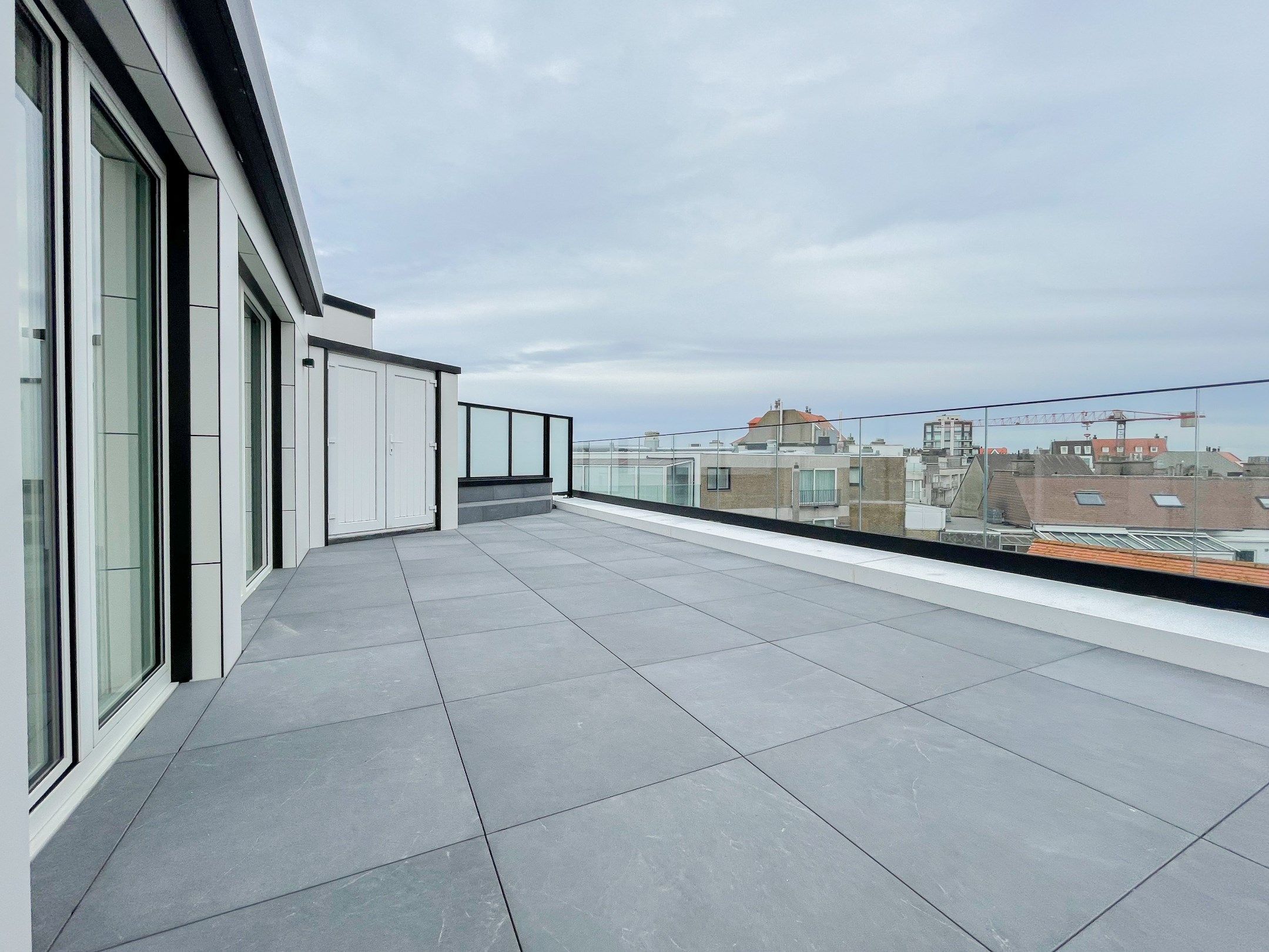 Volledig gerenoveerd dakappartement met een terras van ongeveer 45 m². foto 16