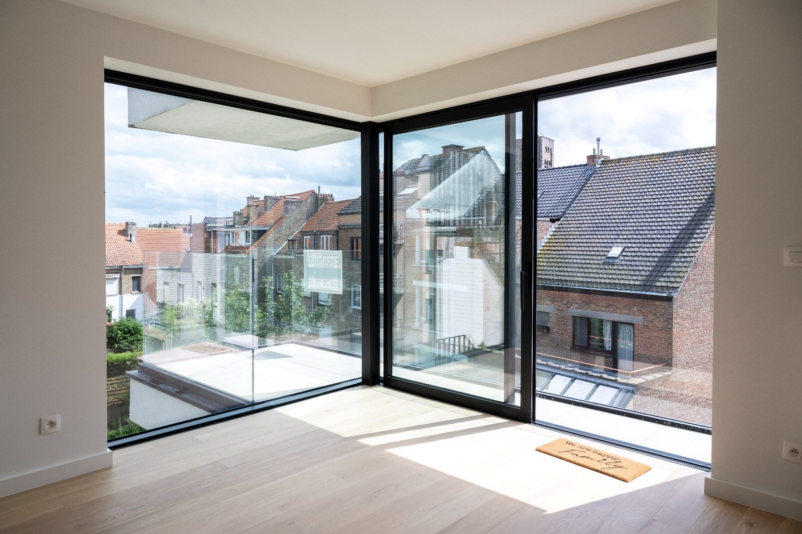 Vernieuwbouw – Luxueuze appartementen in een standingvol gebouw met glorieuze gevel op een boogscheut van het strand te Mariakerke! foto 2