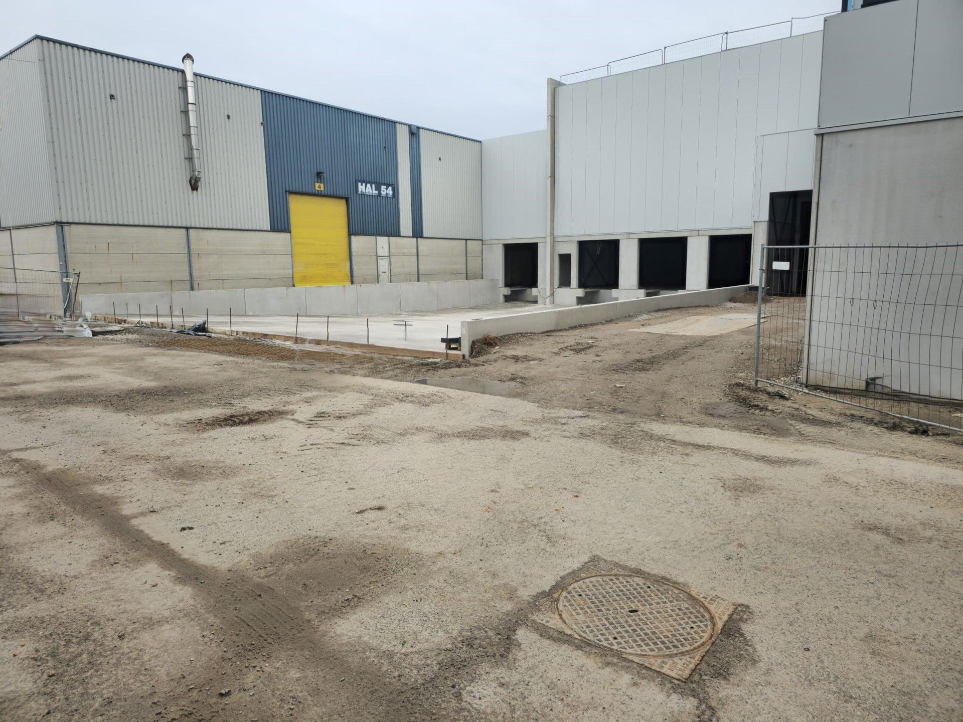 Te Huur Genk: Magazijn met kades en poort  foto {{pictureIndex}}