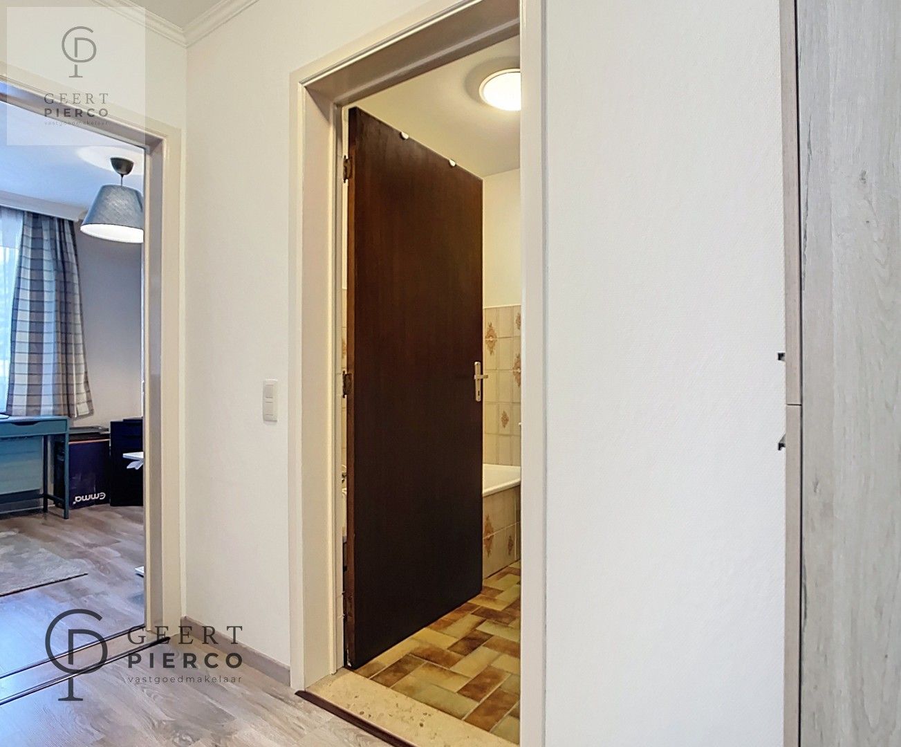 Gerenoveerd tweeslaapkamer appartement met autostaanplaats vlakbij stadscentrum. foto 10